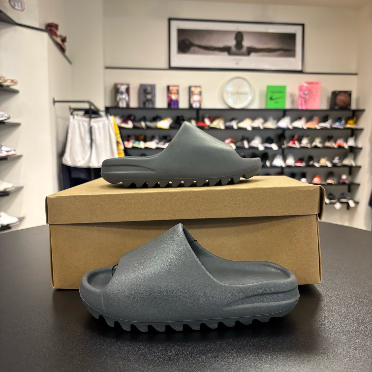PO NB YEEZY SLIDE SLATE GREY SIZE 5