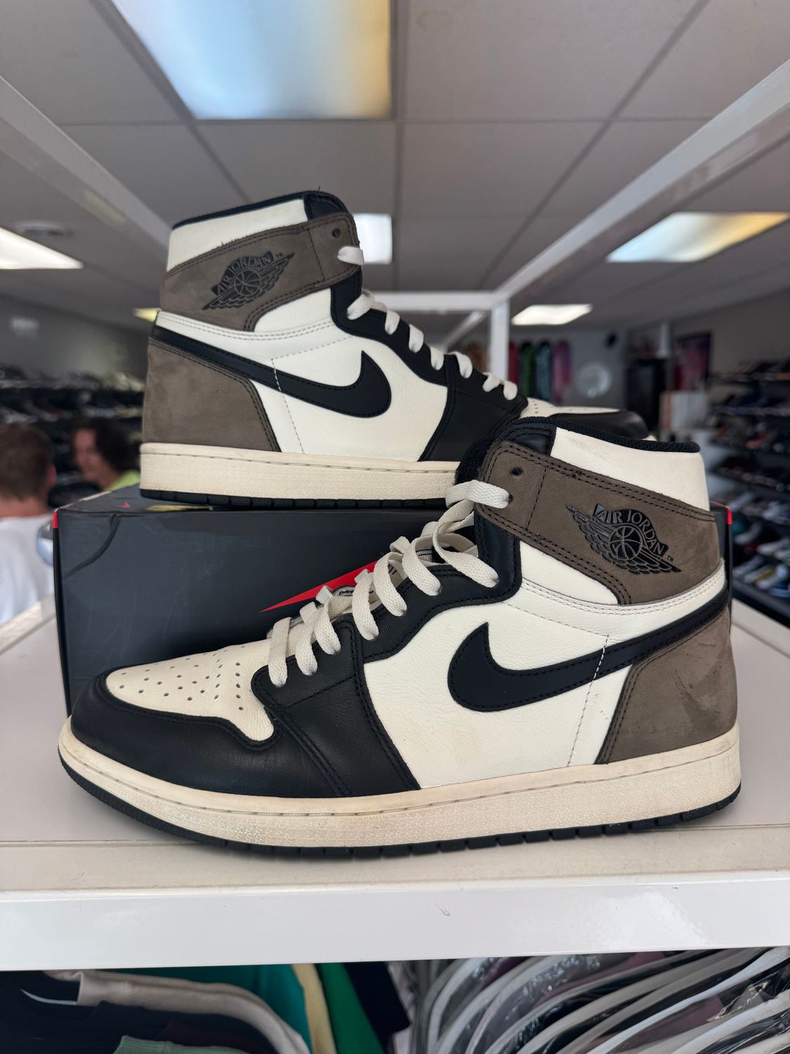 PO AIR JORDAN 1 RETRO HIGH DARK MOCHA SIZE 10.5