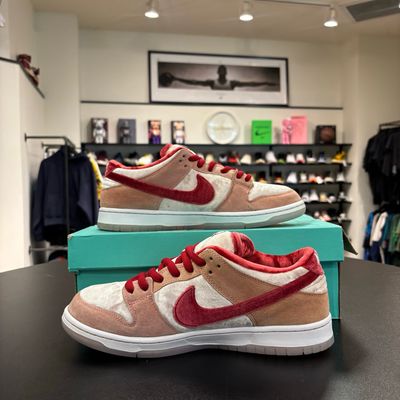 PO NIKE SB DUNK LOW STRANGELOVE SKATEBOARDS SIZE 10.5