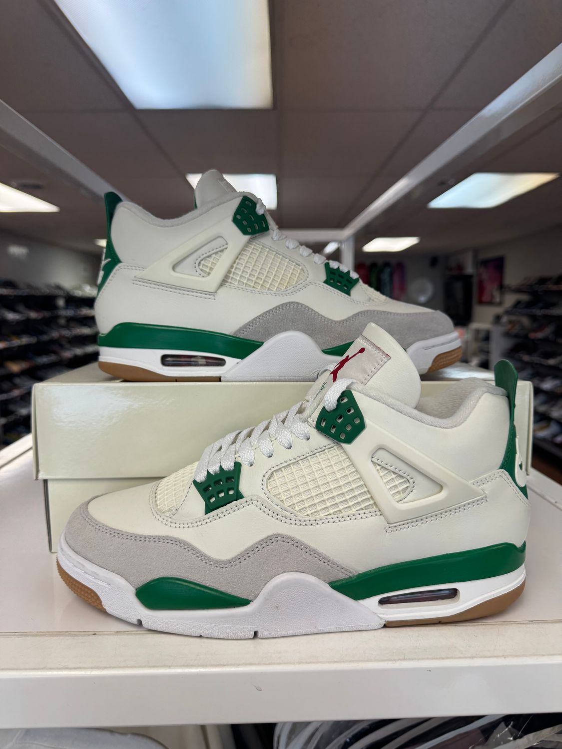 PO AIR JORDAN 4 SB PINE GREEN SIZE 8.5