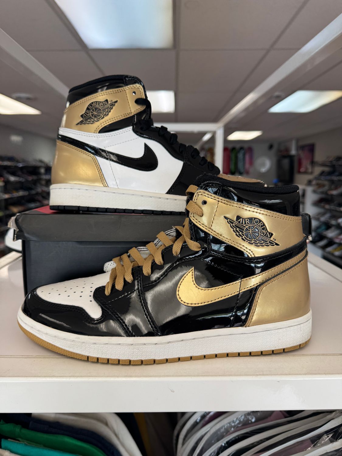 PO AIR JORDAN 1 RETRO HIGH GOLD TOP 3 SIZE 9