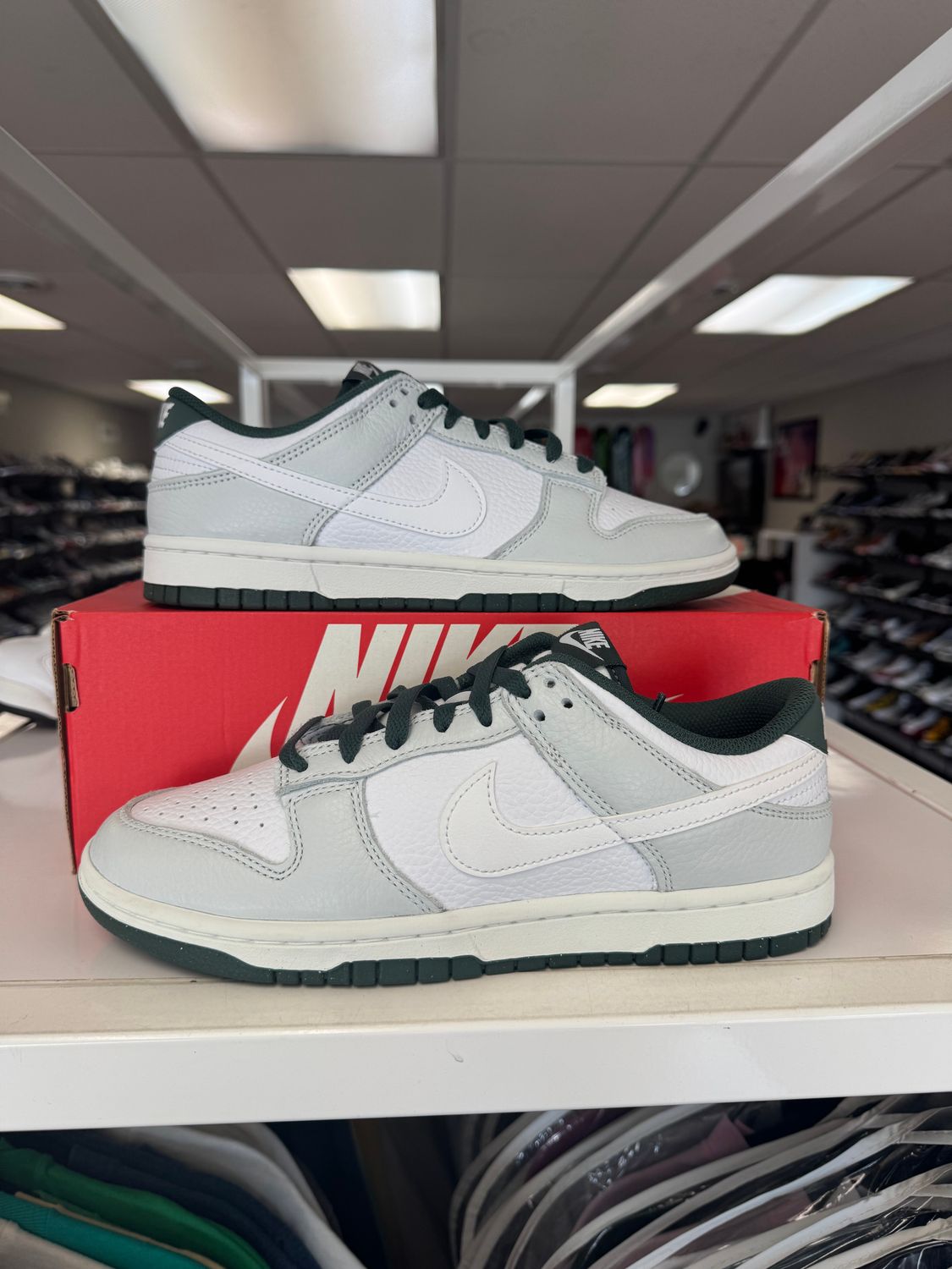 PO NIKE DUNK LOW RETRO SE PHOTON DUST VINTAGE GREEN SIZE 8