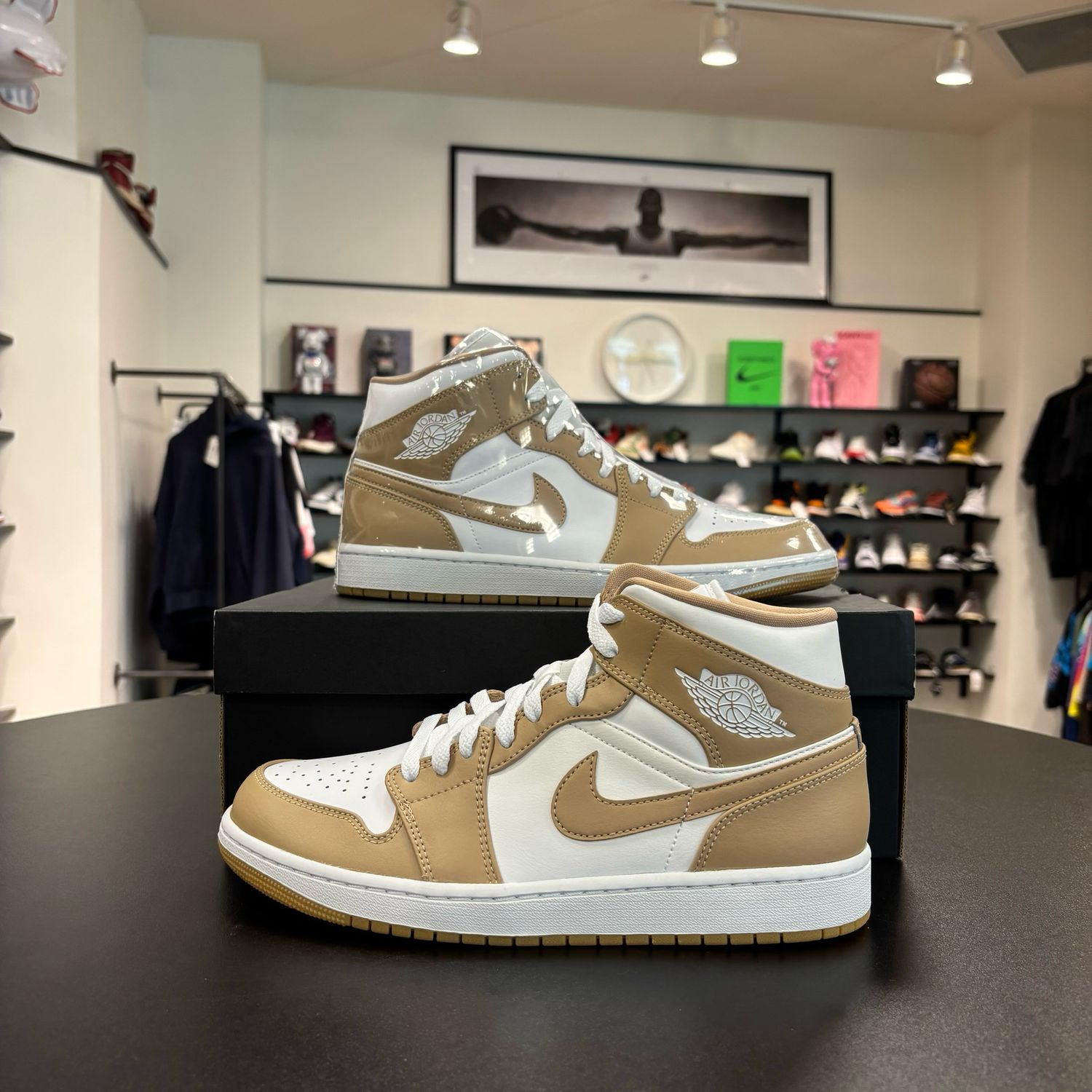 NEW AIR JORDAN 1 MID TAN GUM