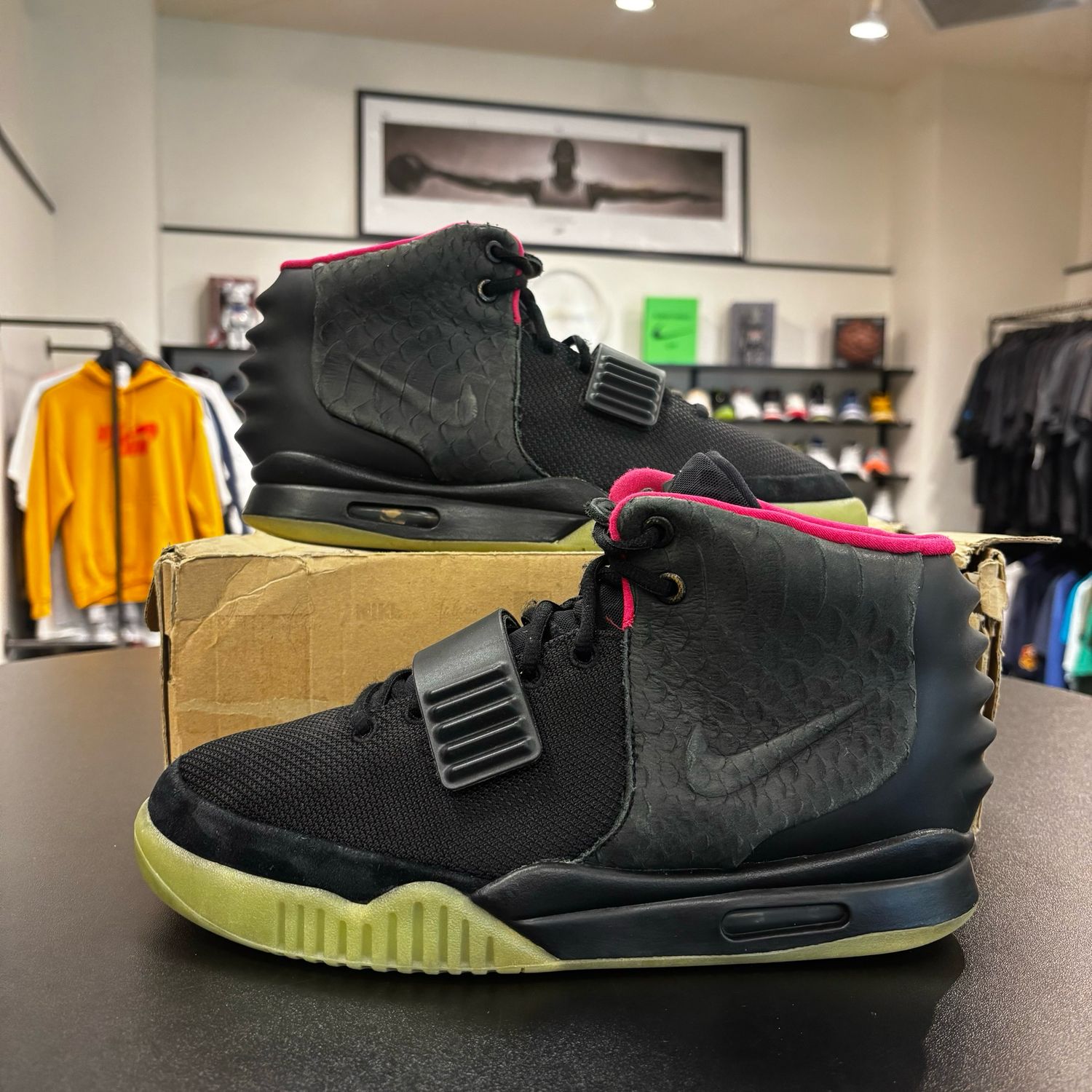 PO NB NIKE AIR YEEZY 2 SOLAR RED SIZE 9.5
