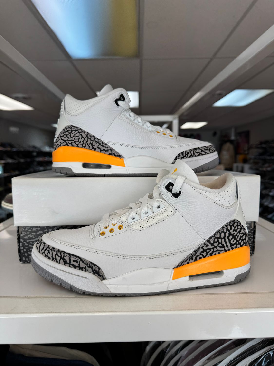 PO AIR JORDAN 3 RETRO LASER ORANGE (WOMENS) SIZE 8.5W