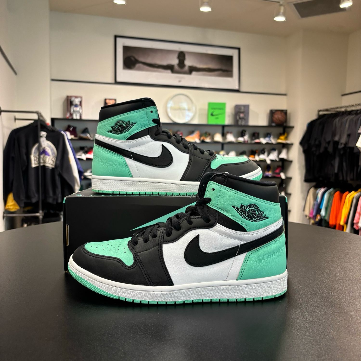 PO AIR JORDAN 1 HIGH GREEN GLOW (NO LID) SIZE 10.5