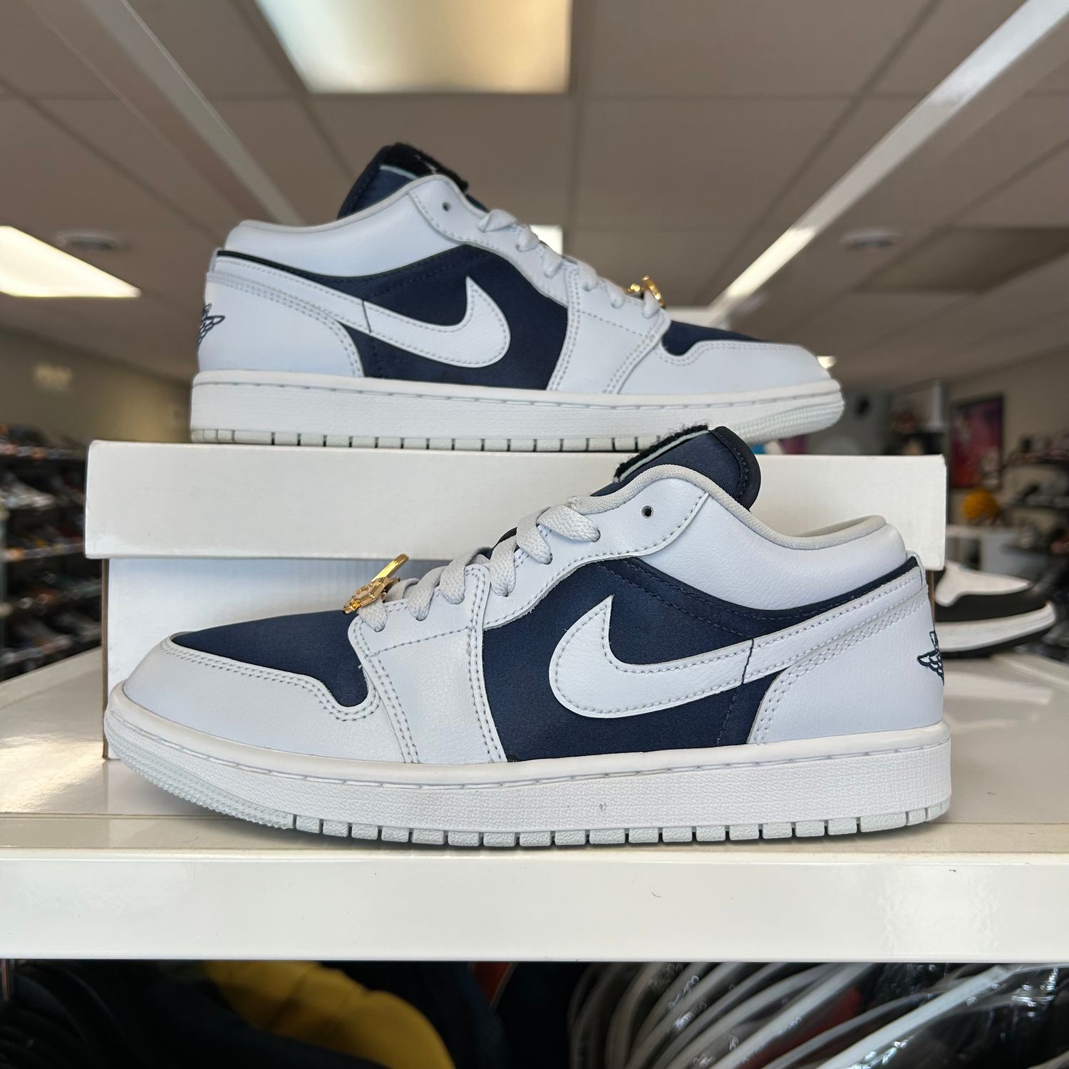 PO AIR JORDAN 1 SE FOOTBALL GREY WHITE GYM RED MIDNIGHT NAVY (WOMENS) SIZE 9W