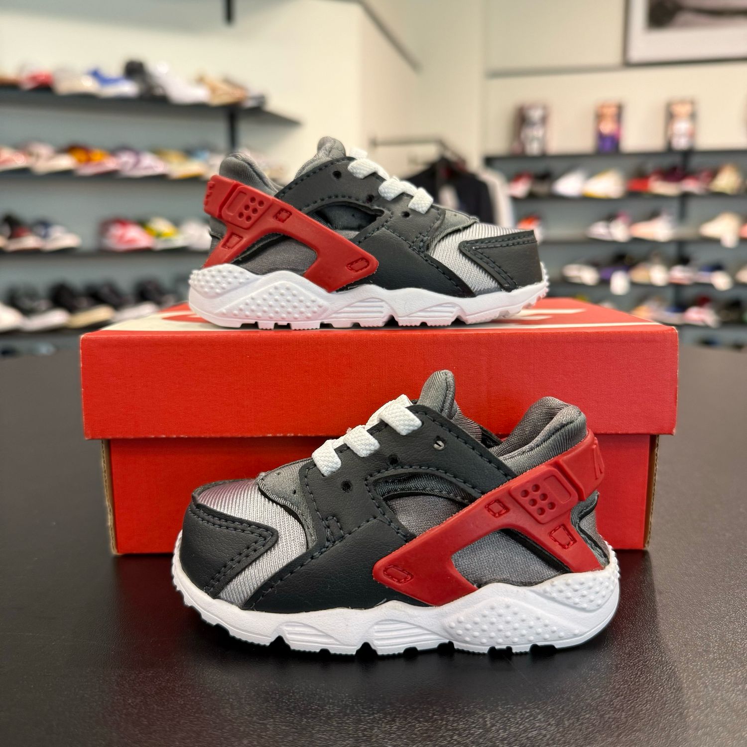 NEW NIKE AIR HUARACHE WHITE GREY RED (TD)