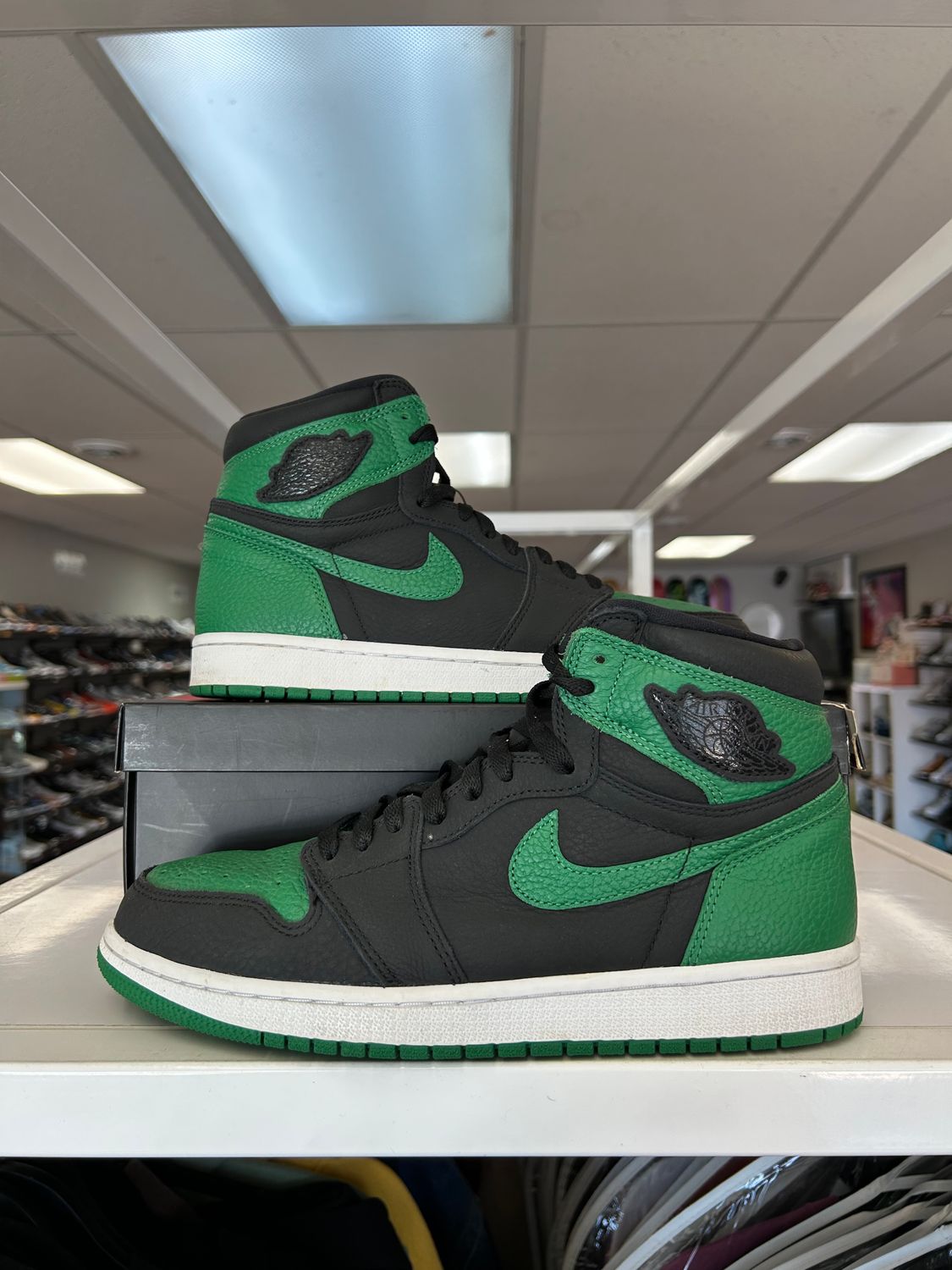 PO AIR JORDAN 1 PINE GREEN BLACK SIZE 9.5