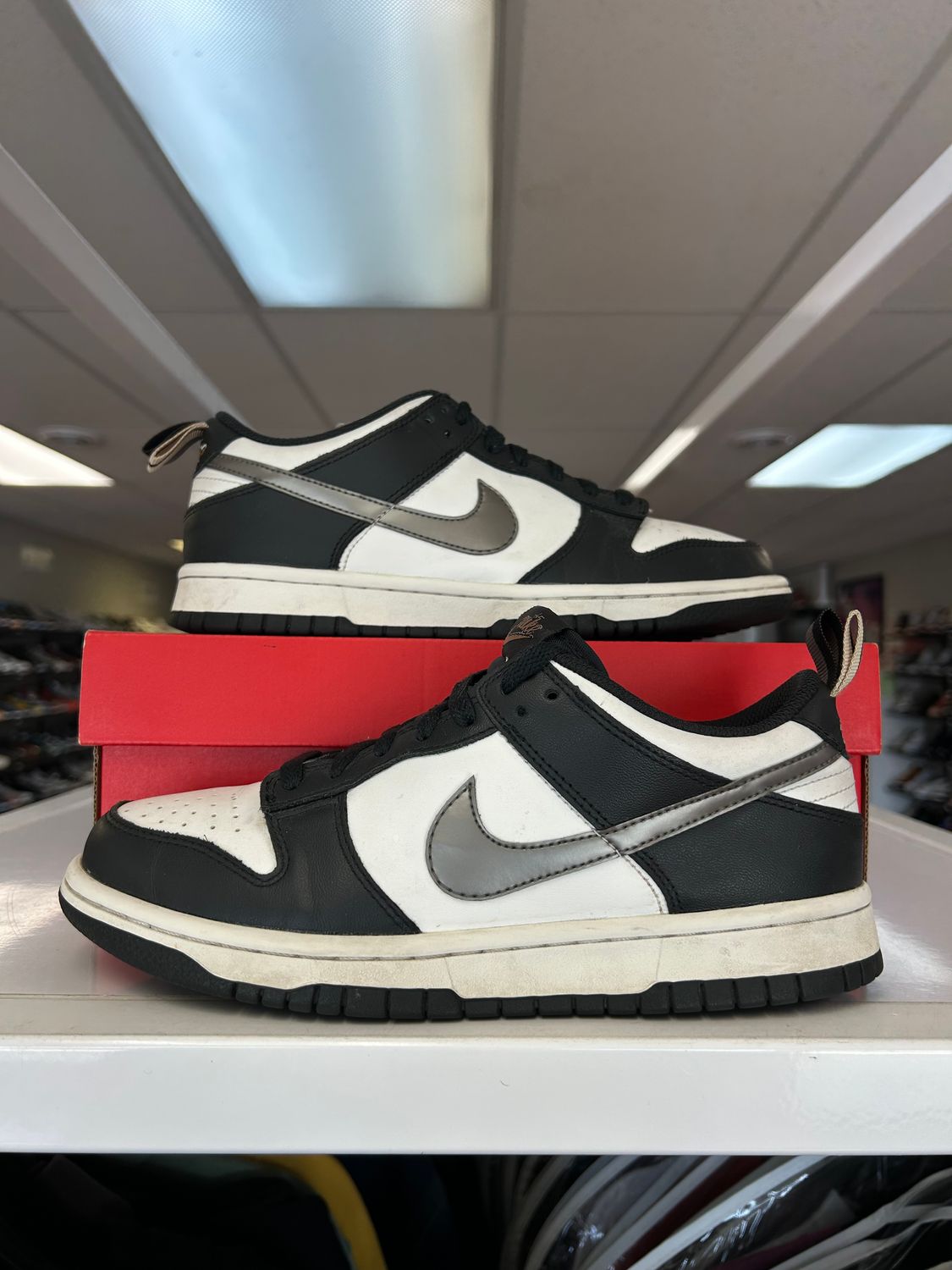 PO NIKE DUNK LOW BLACK WHITE METALLIC (GS) SIZE 6.5Y