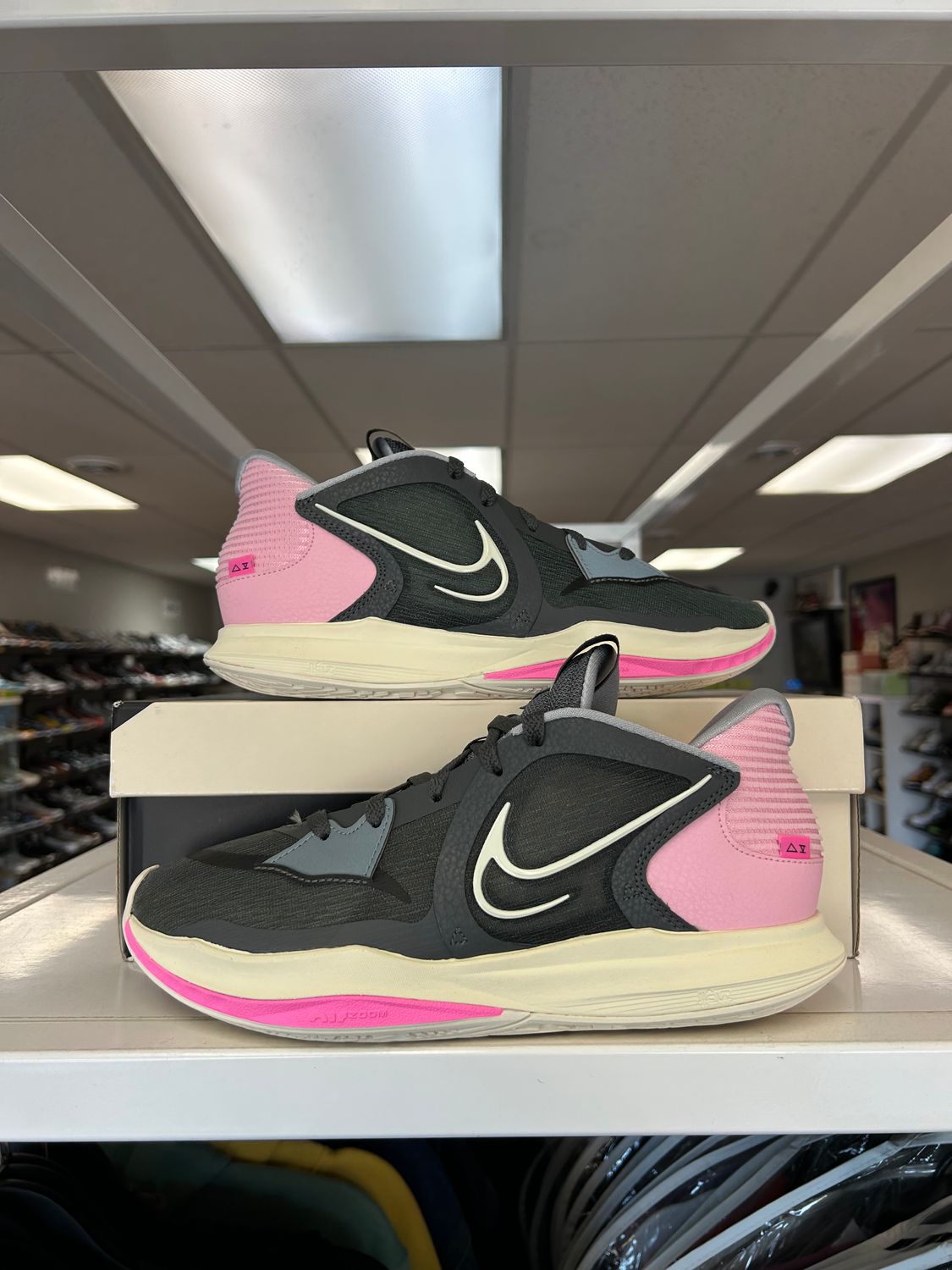 PO NIKE KYRIE ROSA SIZE 8.5