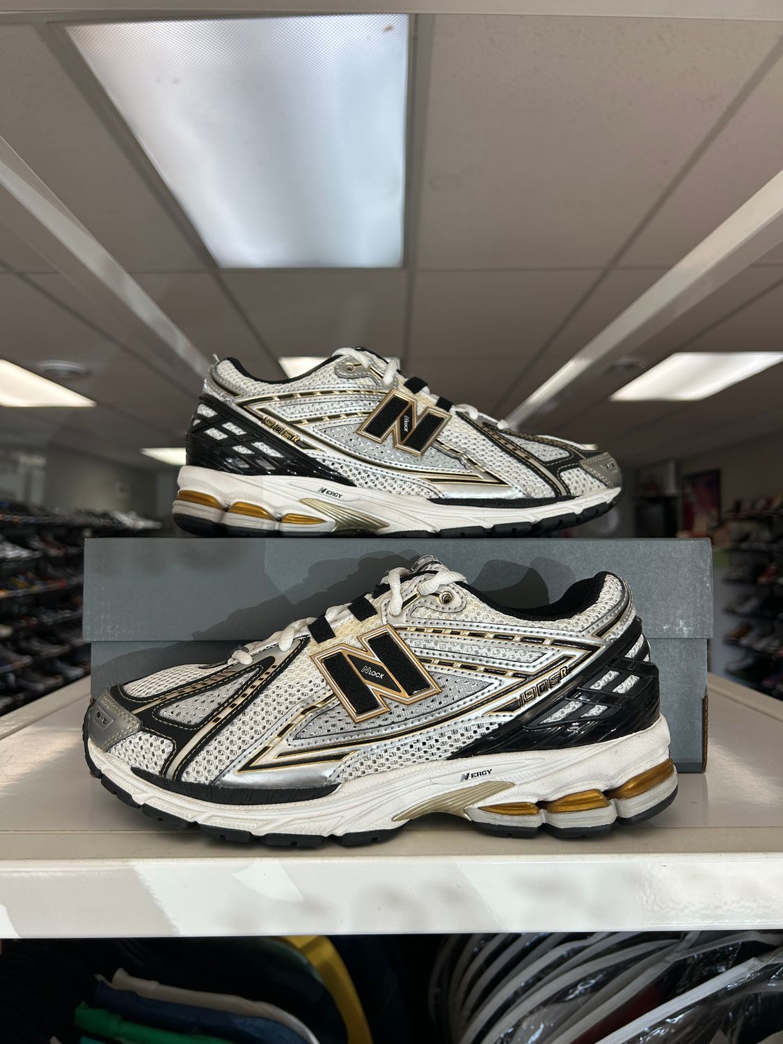 PO NEW BALANCE 1906R WHITE METALLIC GOLD SIZE 8