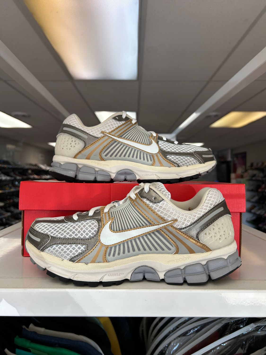 PO NIKE ZOOM VOMERO 5 PLATINUM TINT METALLIC GOLD SIZE 8.5