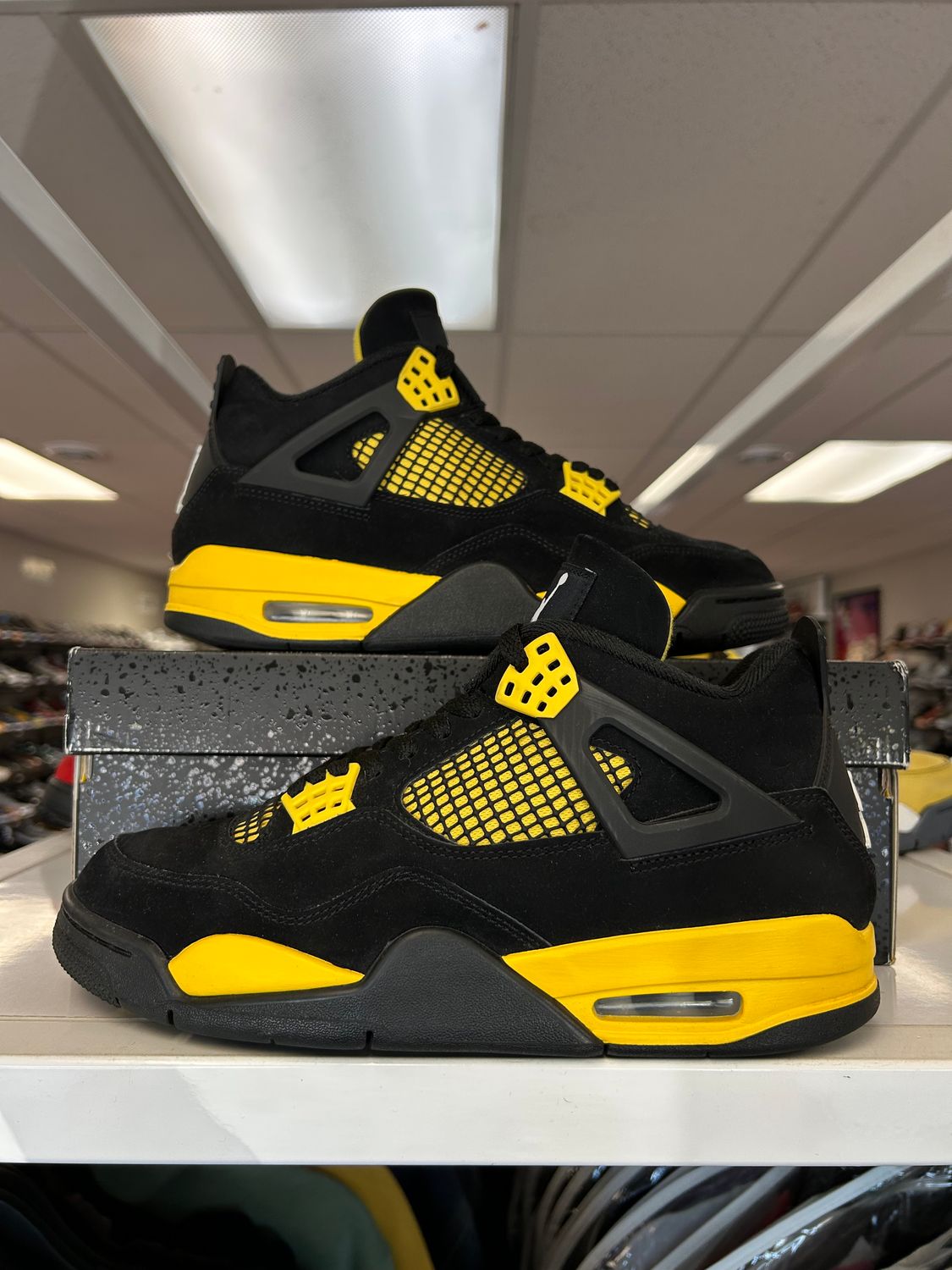 PO AIR JORDAN 4 THUNDER (2023) SIZE 8.5