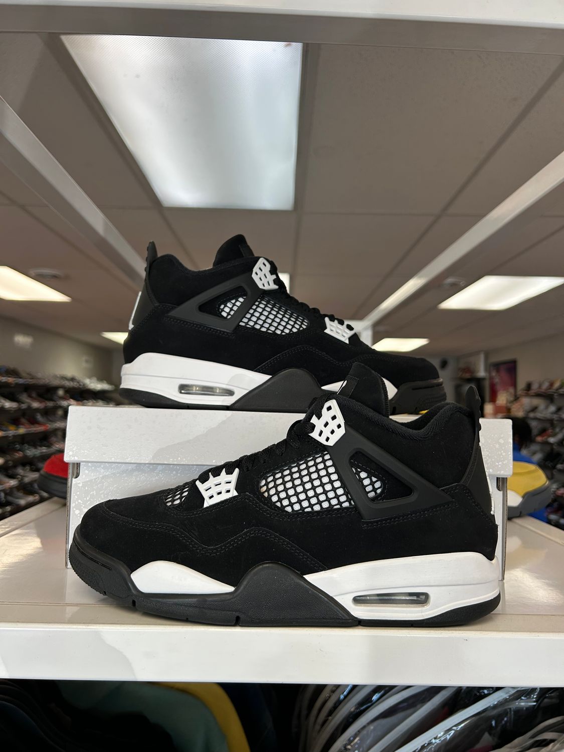 PO AIR JORDAN 4 WHITE THUNDER SIZE 9