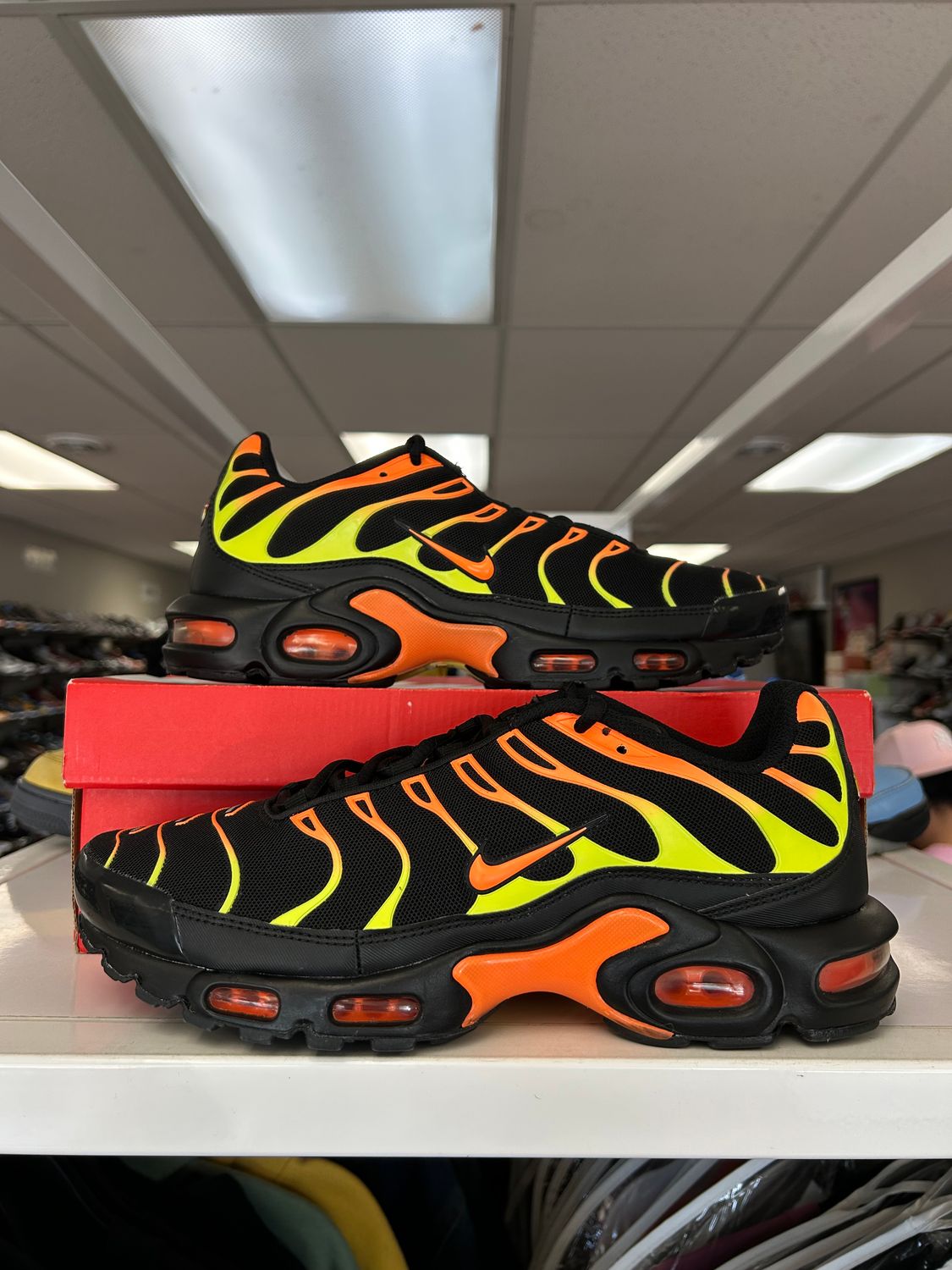 PO NIKE AIR MAX PLUS BLACK VOLT TOTAL ORANGE SIZE 10.5