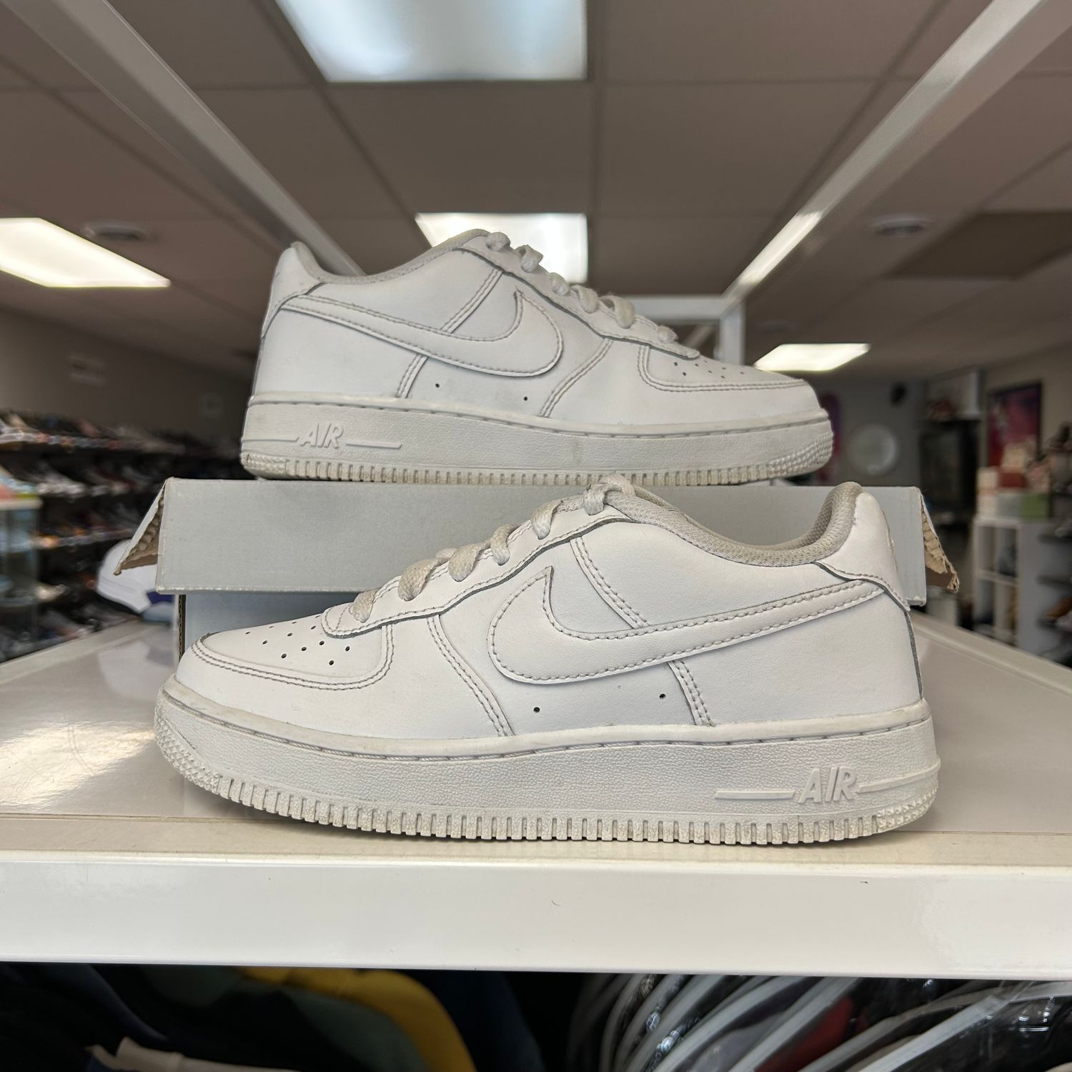 PO NIKE AIR FORCE 1 LOW WHITE (GS) SIZE 4.5Y