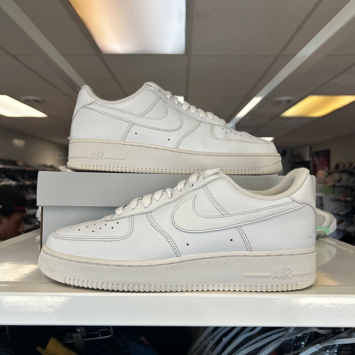 PO2 NIKE AIR FORCE 1 LOW &#39;07 WHITE SIZE 10