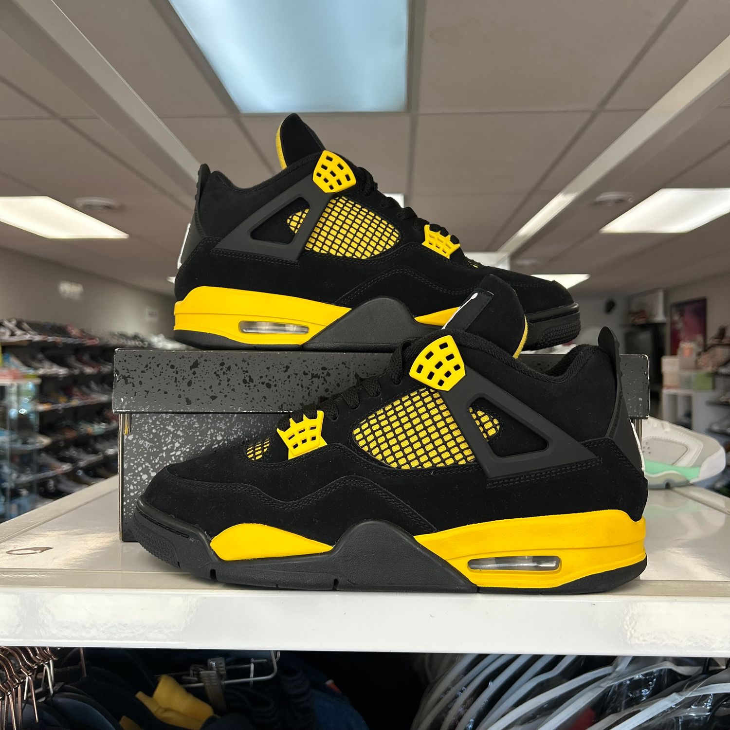 PO AIR JORDAN 4 THUNDER (2023) SIZE 10.5