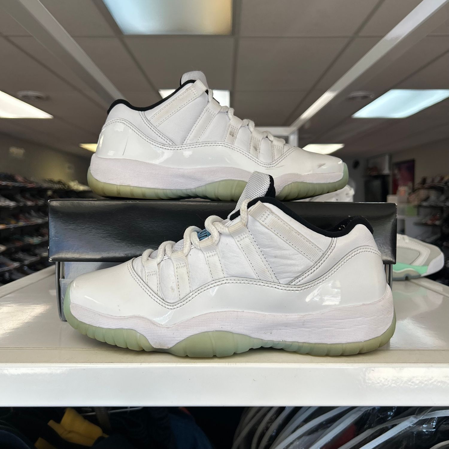 PO AIR JORDAN 11 RETRO LOW LEGEND BLUE (GS) SIZE 6.5Y