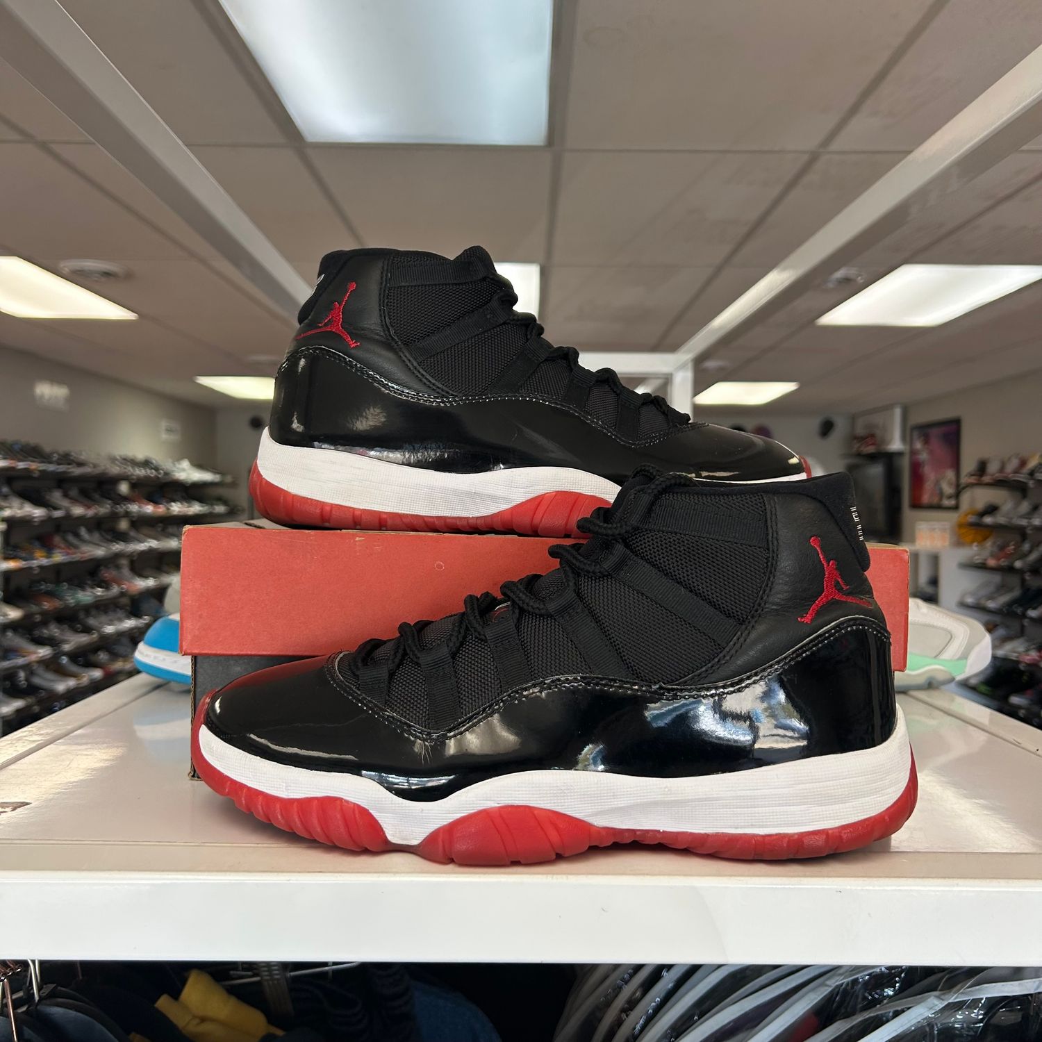 PO AIR JORDAN 11 RETRO PLAYOFFS BRED (2019) SIZE 9.5