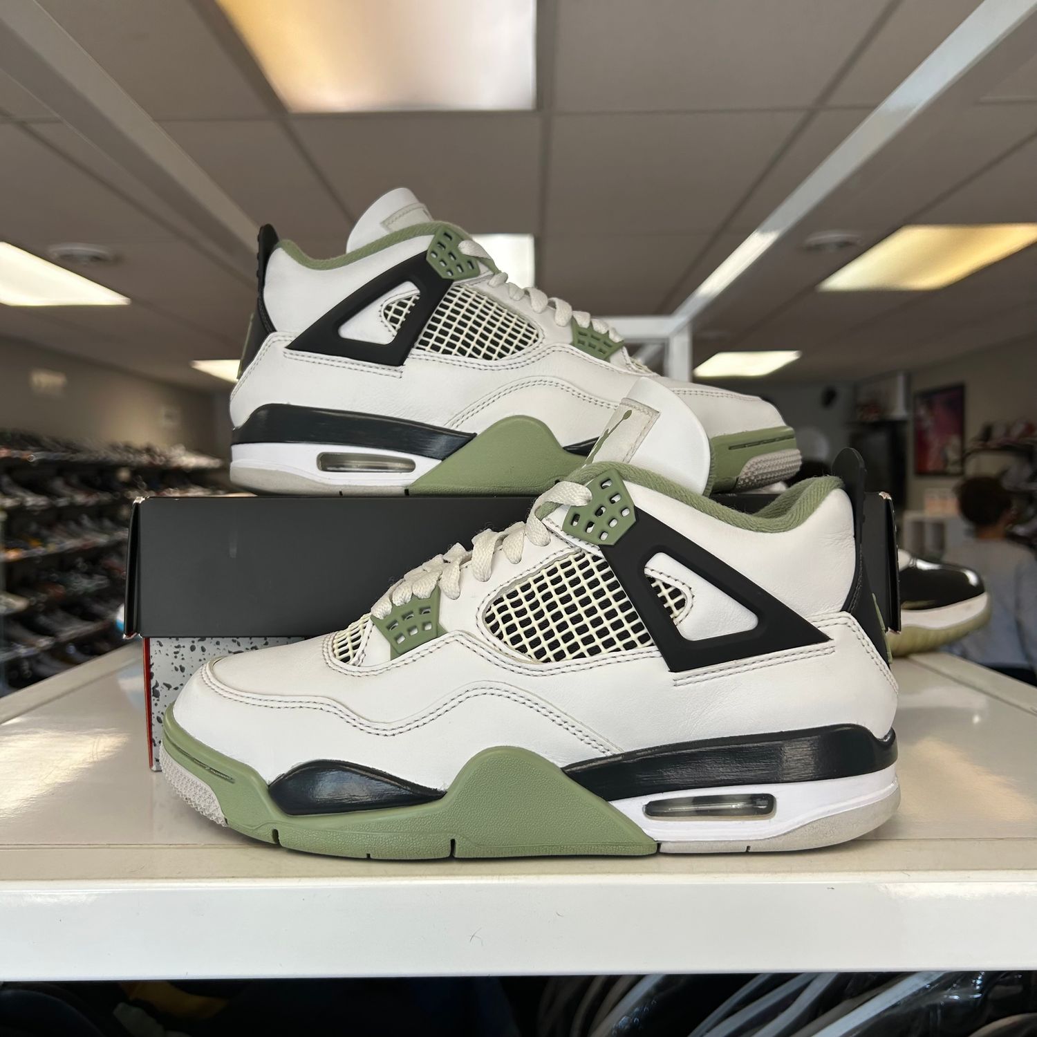 PO AIR JORDAN 4 RETRO SEAFOAM (WOMENS) SIZE 8W