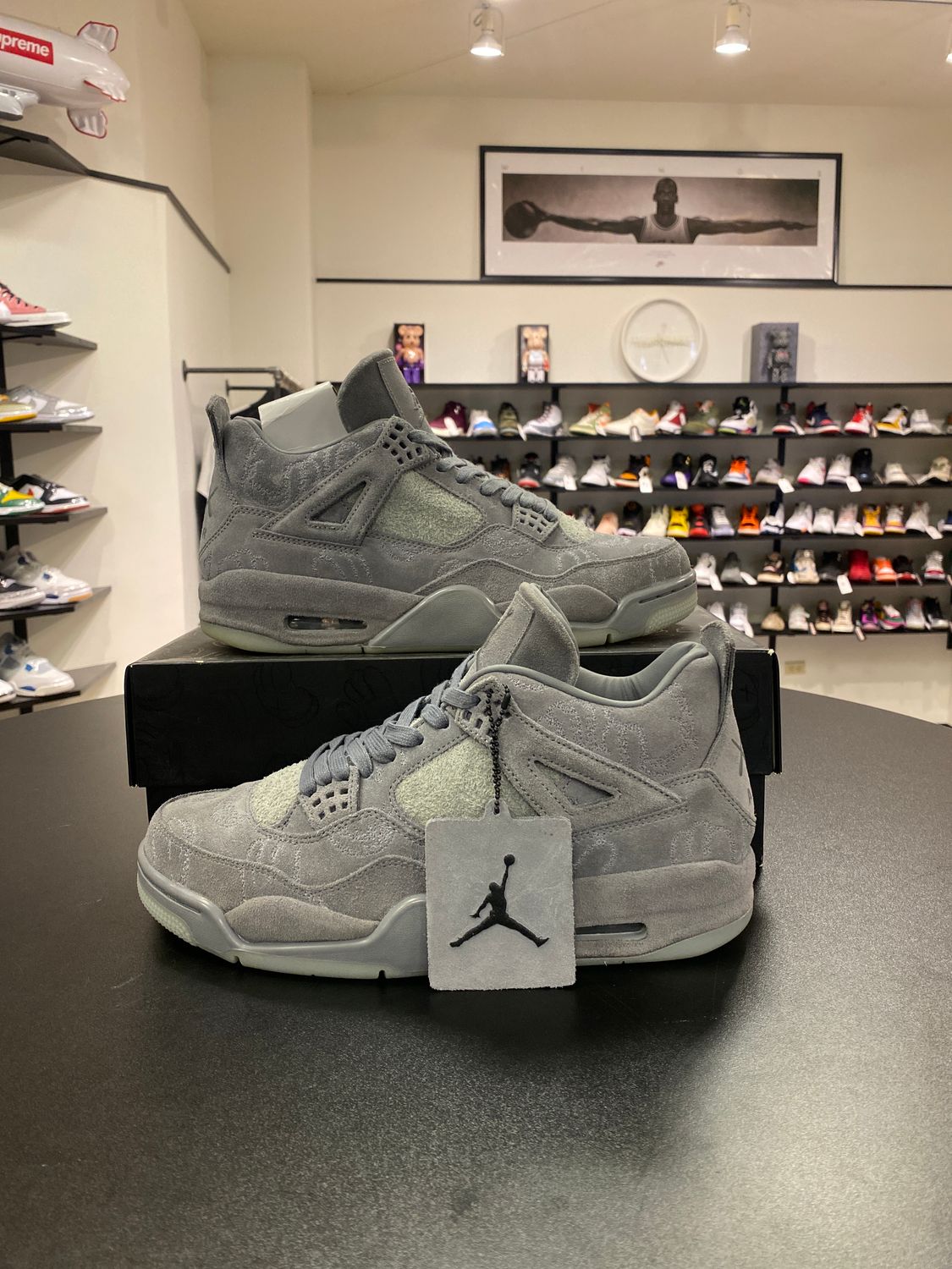 PO AIR JORDAN 4 KAWS GREY SIZE 9.5