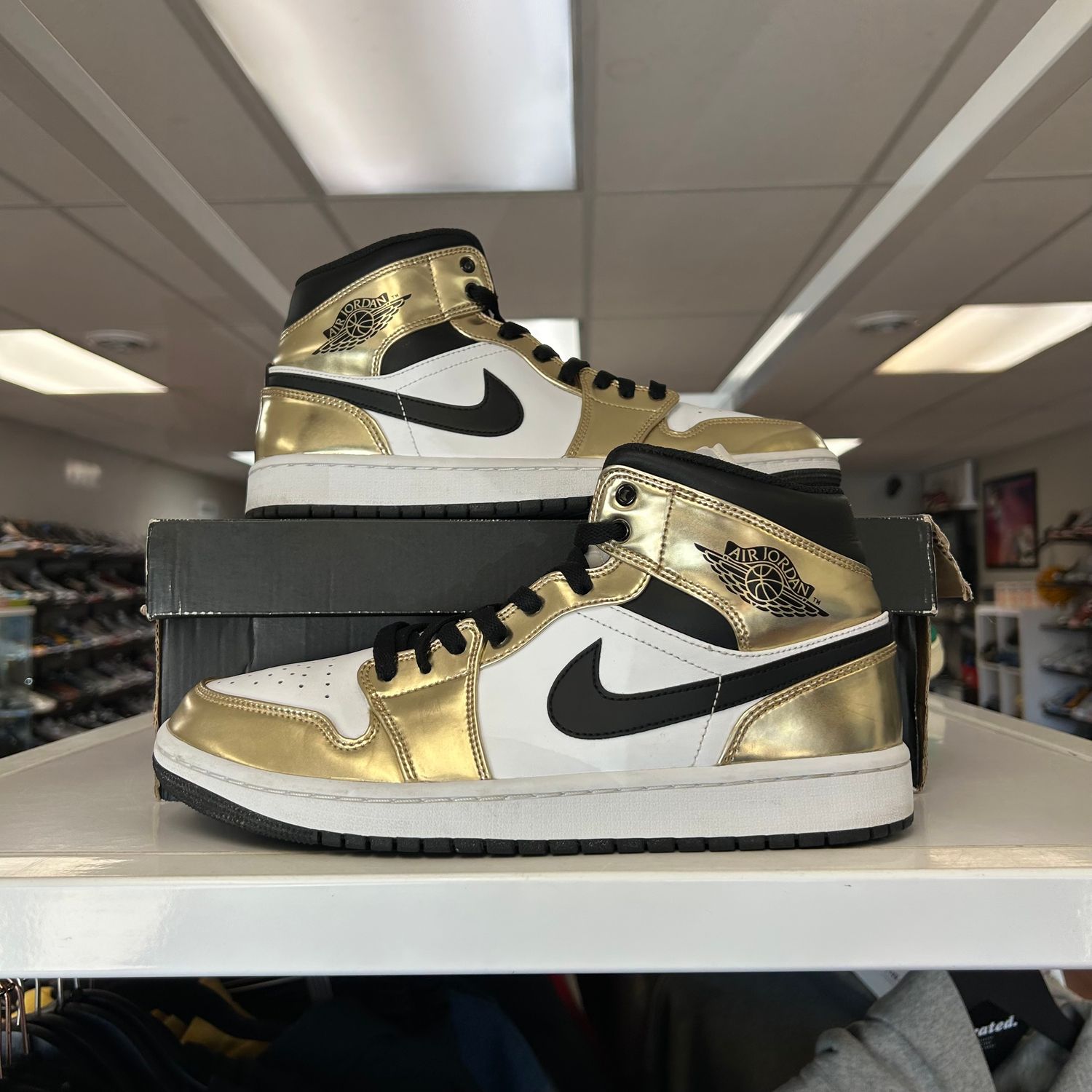 PO AIR JORDAN 1 MID METALLIC GOLD BLACK WHITE SIZE 9.5