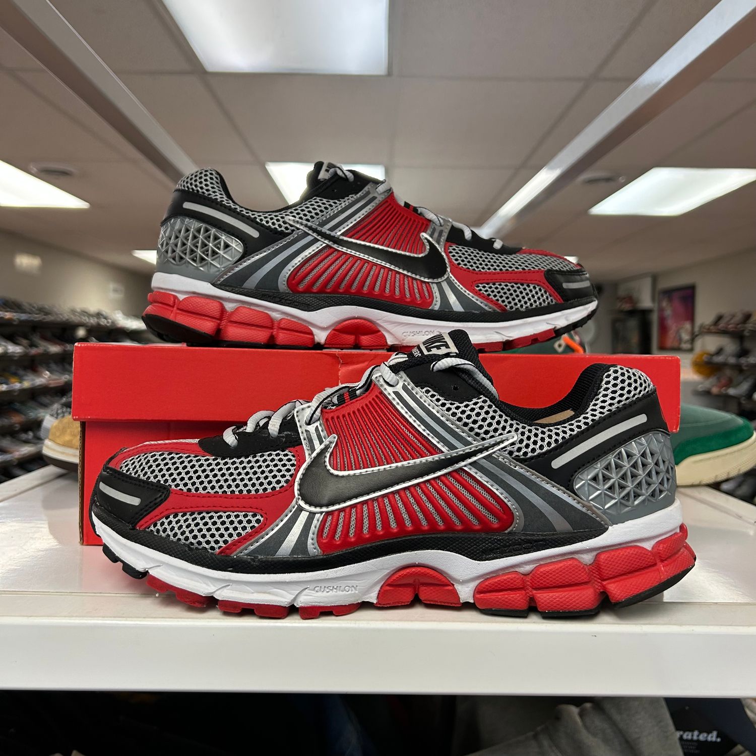 PO NIKE ZOOM VOMERO 5 METALLIC SILVER UNIVERSITY RED SIZE 9.5