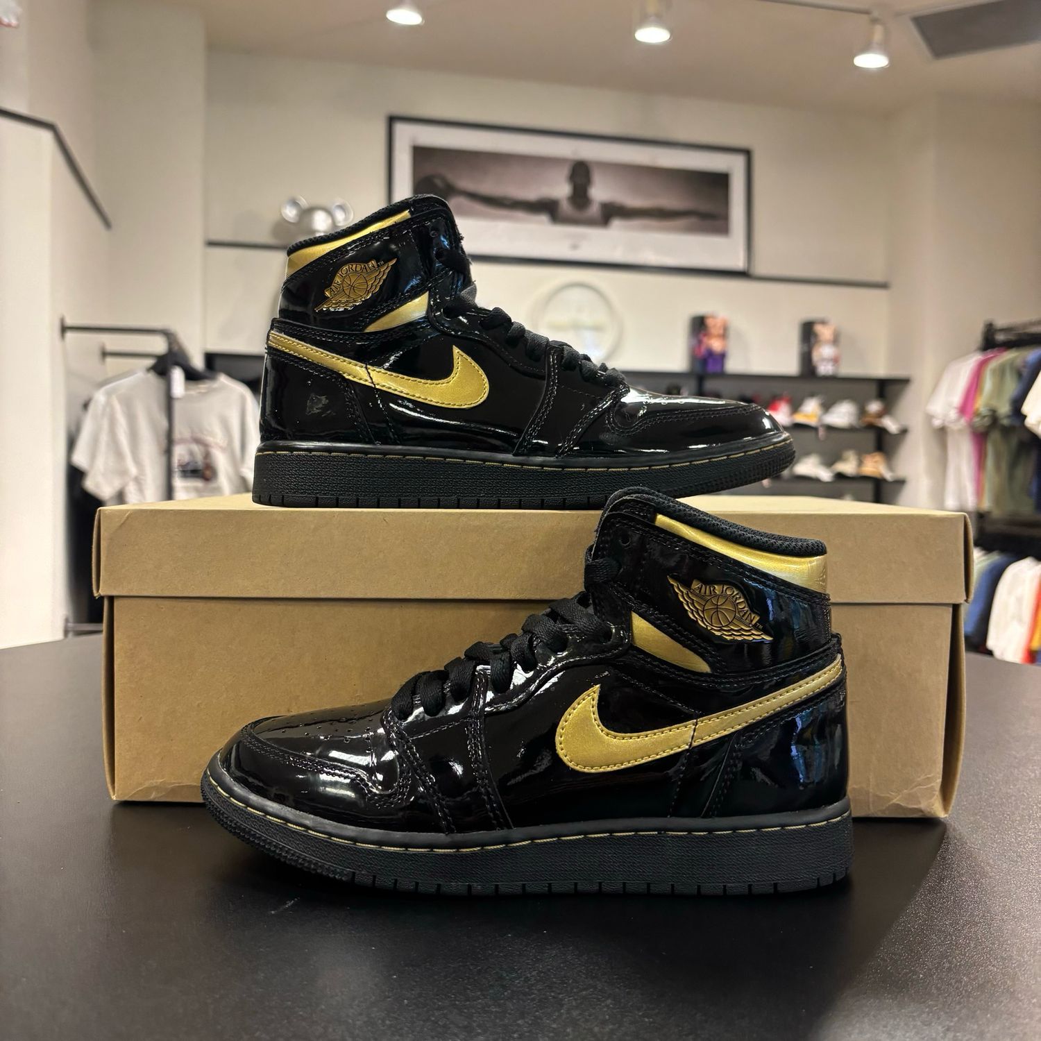 PO NB AIR JORDAN 1 BLACK METALLIC GOLD SIZE 4Y