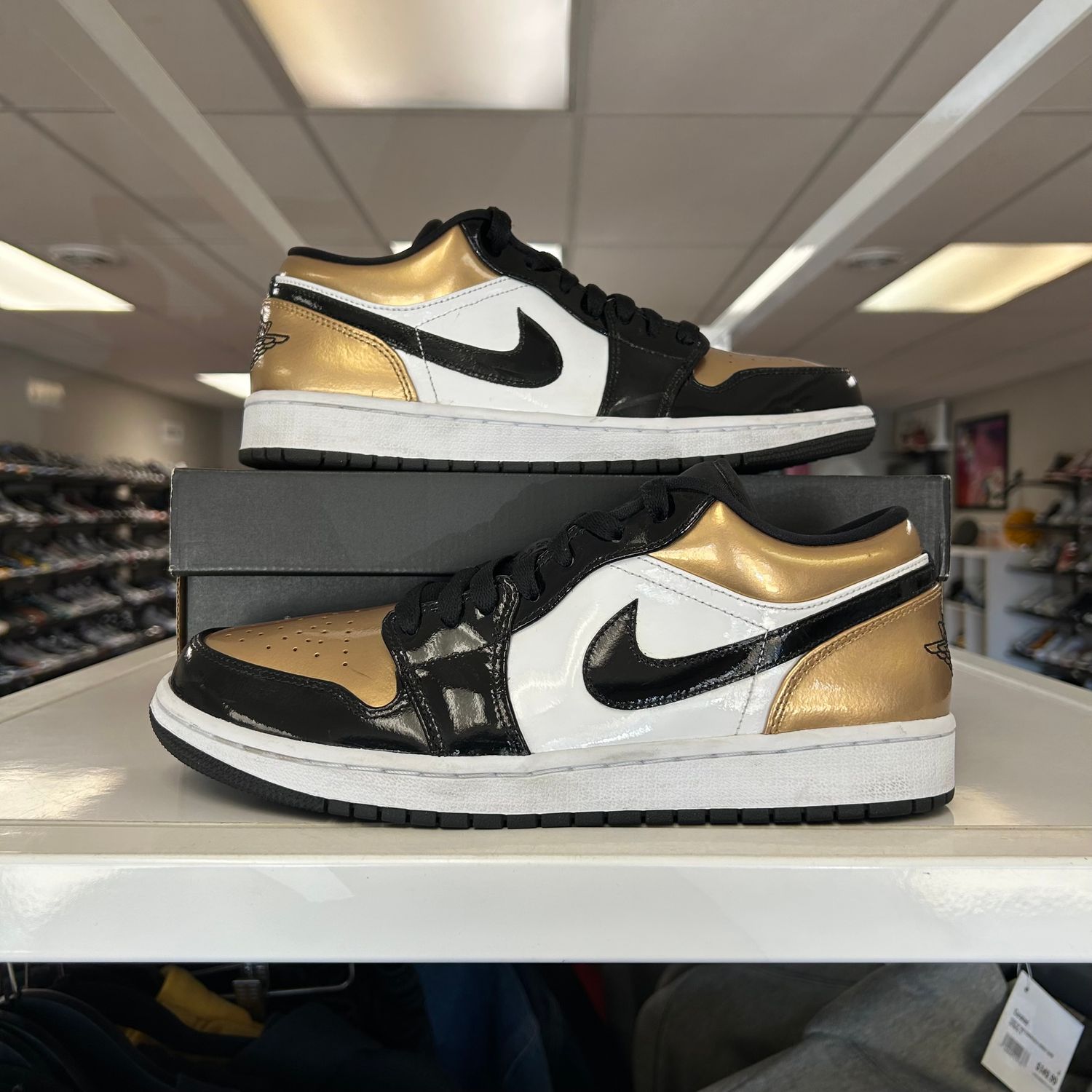 PO AIR JORDAN 1 LOW GOLD TOE SIZE 9.5