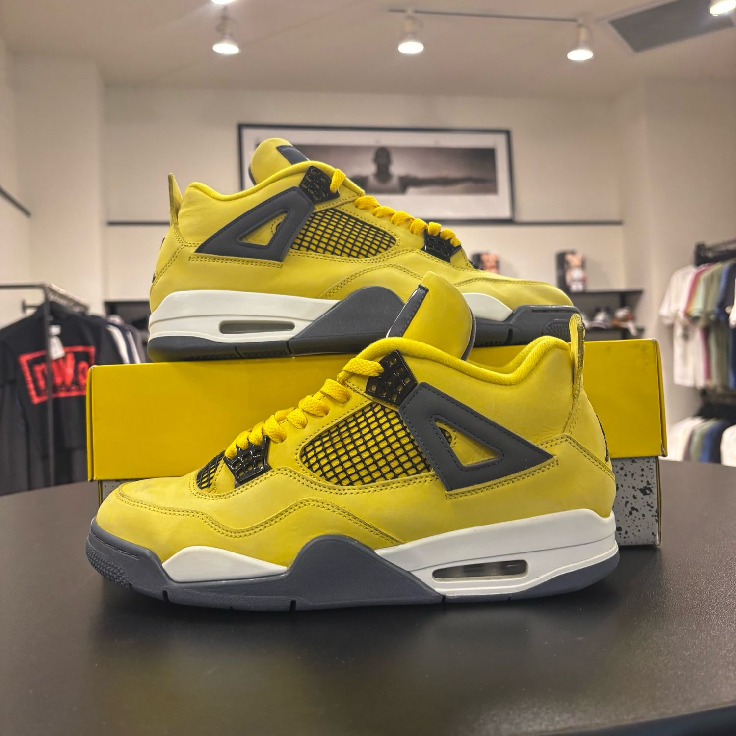 PO AIR JORDAN 4 LIGHTNING (2021) SIZE 11.5