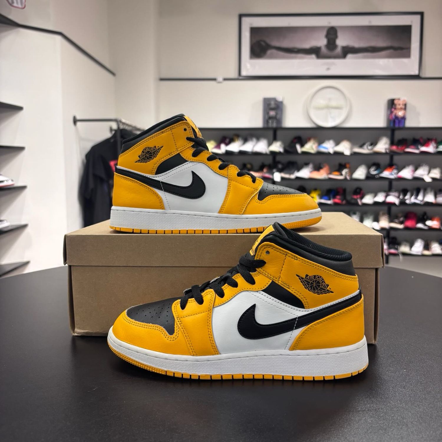 PO NB AIR JORDAN 1 MID TAXI SIZE 6.5Y