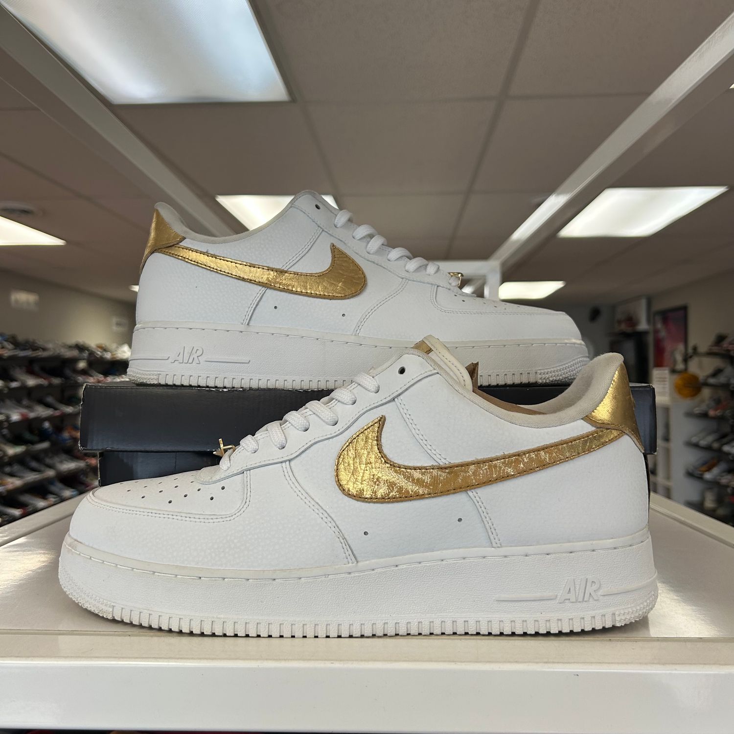 PO NIKE AIR FORCE 1 LOW WHITE METALLIC GOLD SIZE 13