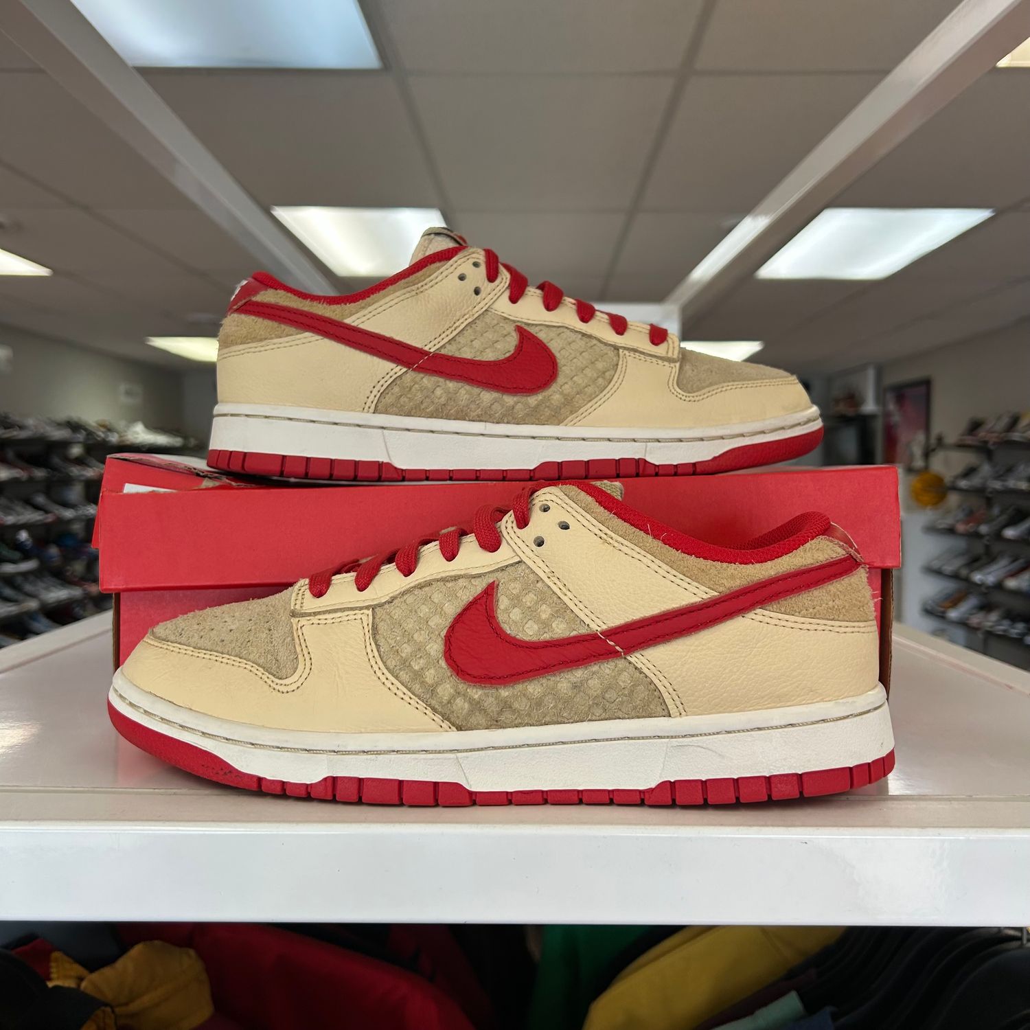PO NIKE DUNK LOW RETRO SE STRAWBERRY WAFFLE SIZE 9.5