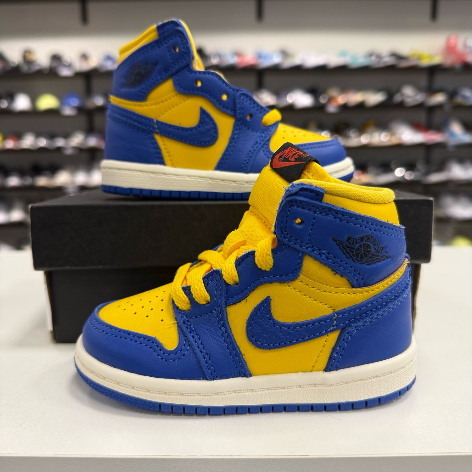 NEW JORDAN 1 RETRO HIGH OG REVERSE LANEY