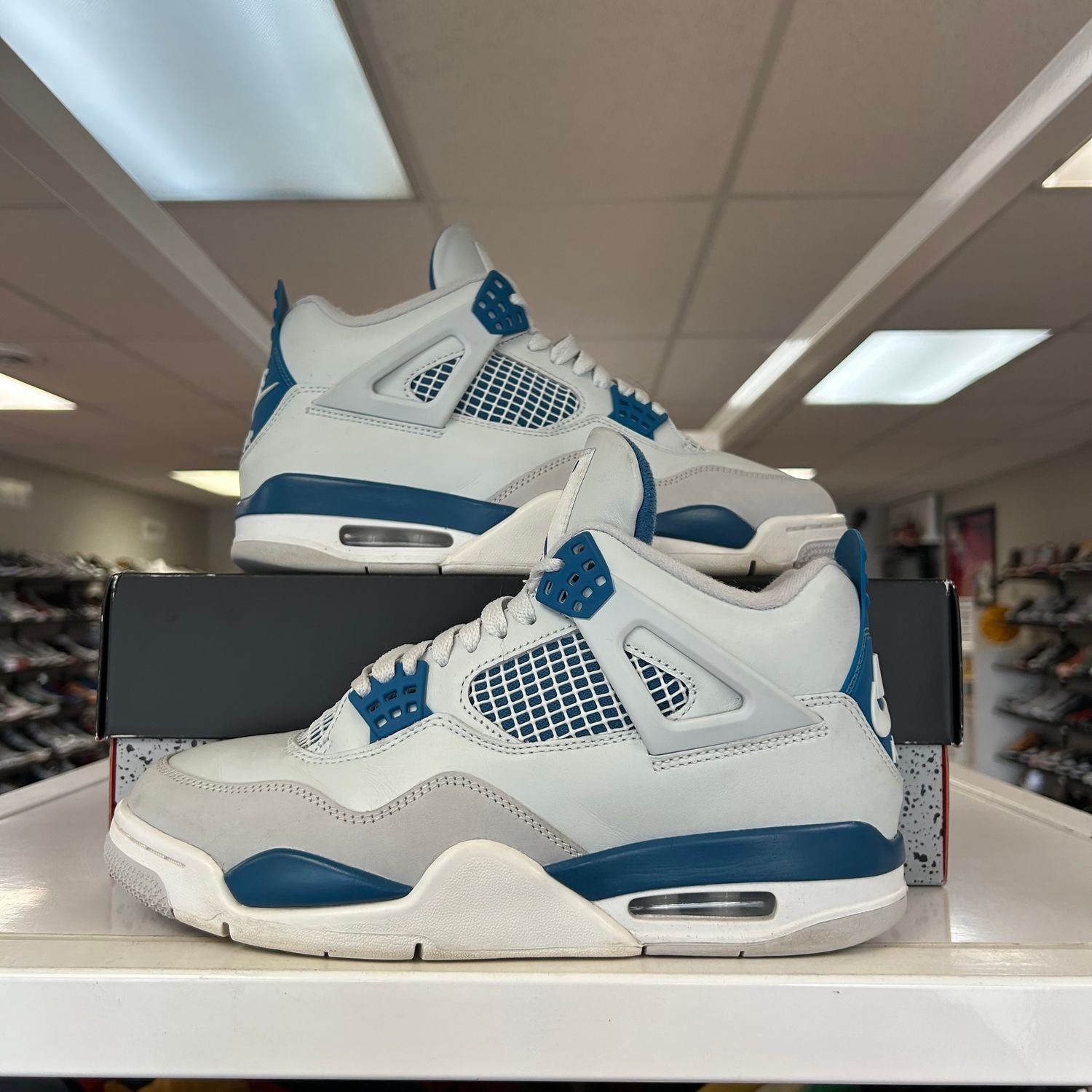 PO3 AIR JORDAN 4 MILITARY BLUE SIZE 8