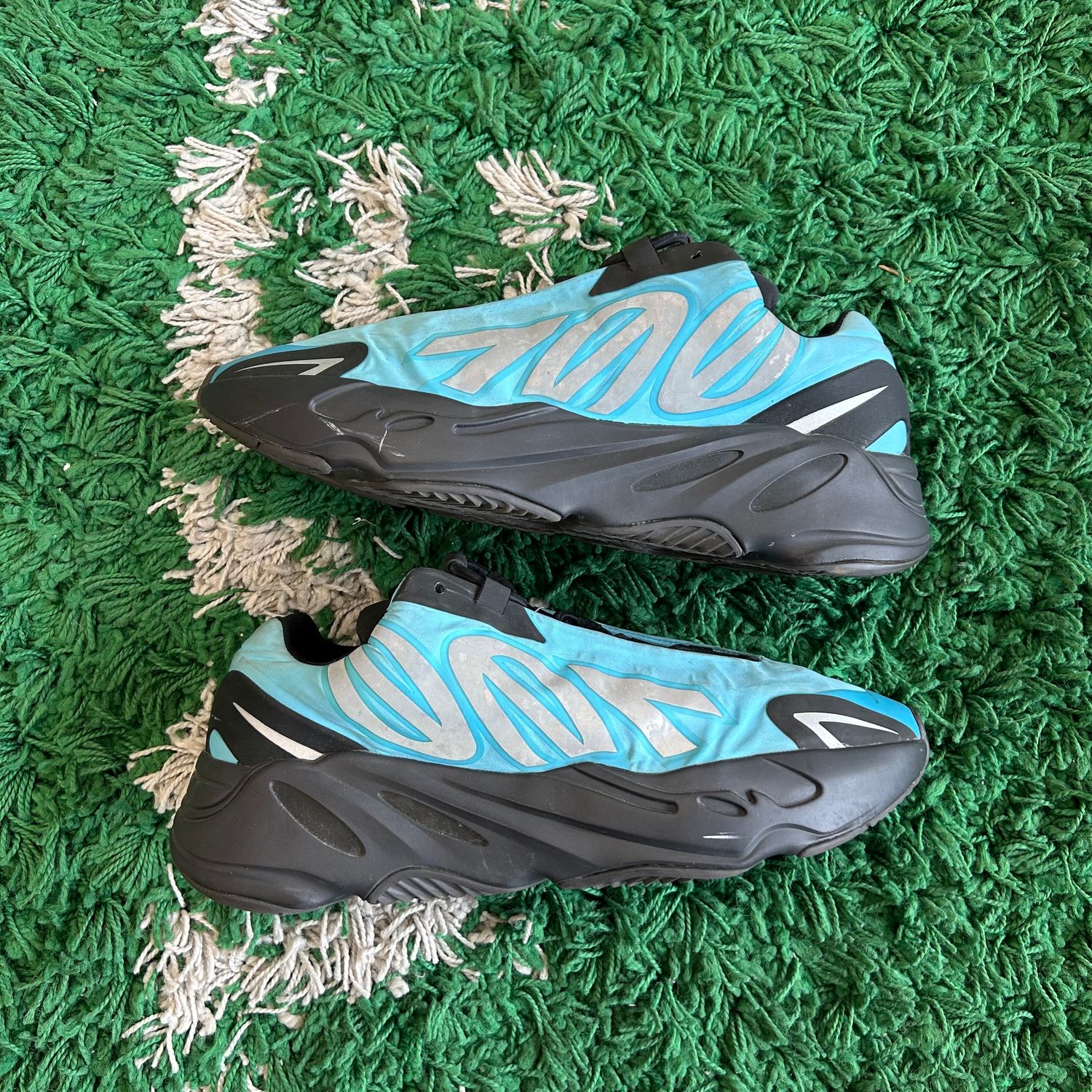 PONB ADIDAS YEEZY BOOST 700 MNVM SIZE 10