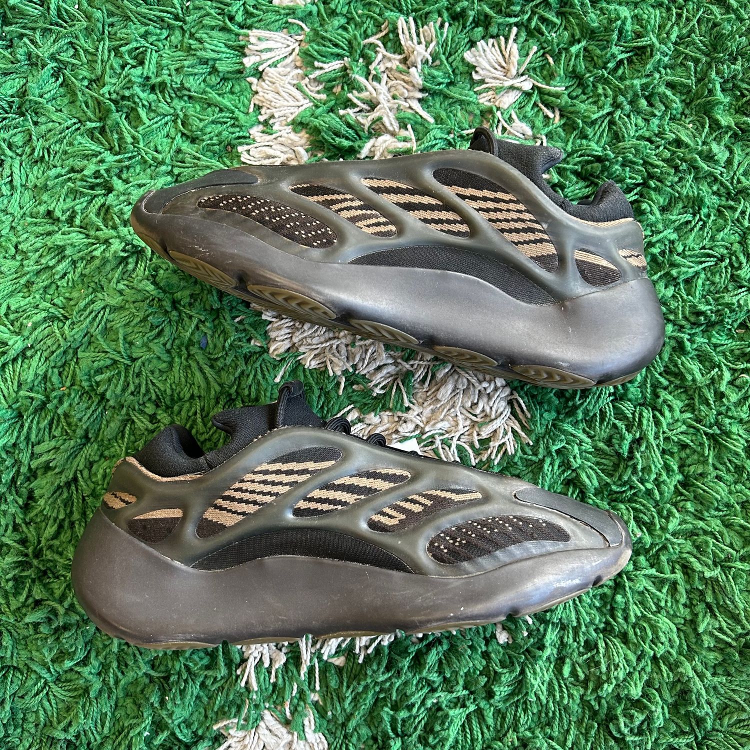 PONB ADIDAS YEEZY 700 V3 CLAY BROWN SIZE 9.5