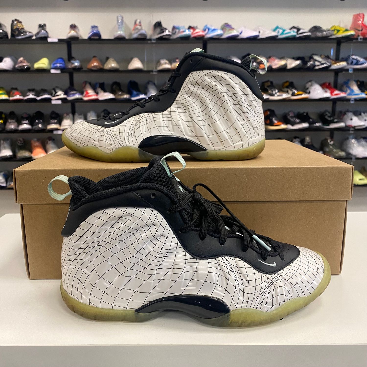 PO NB DB NIKE WHITE GS FOAMPOSITE SIZE 6Y