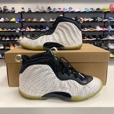 PO NB DB NIKE WHITE GS FOAMPOSITE SIZE 6Y