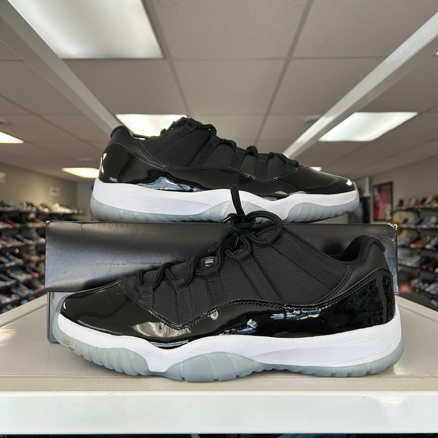 PO AIR JORDAN 11 LOW SPACE JAM SIZE 11.5