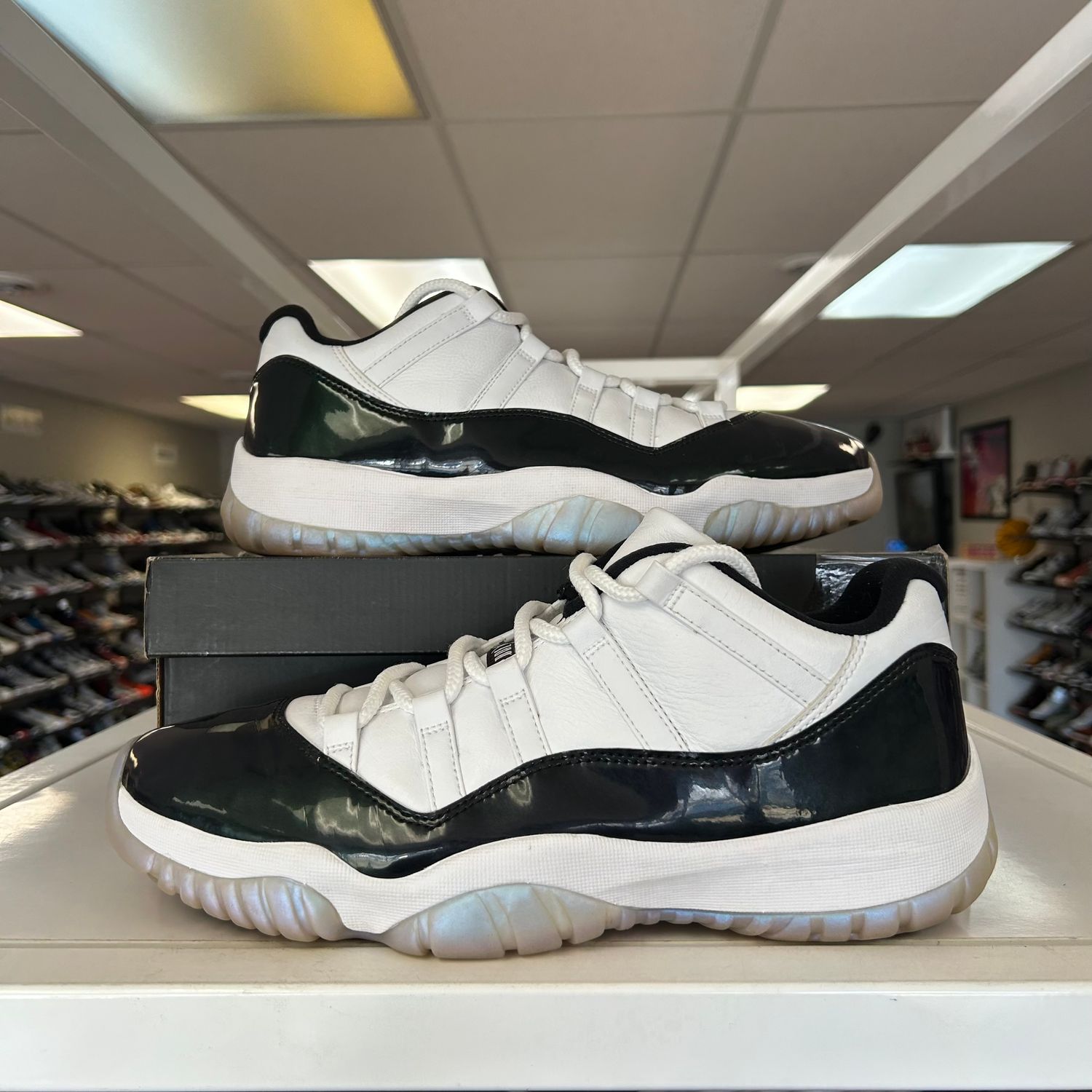 PO AIR JORDAN 11 RETRO LOW IRIDESCENT SIZE 11.5