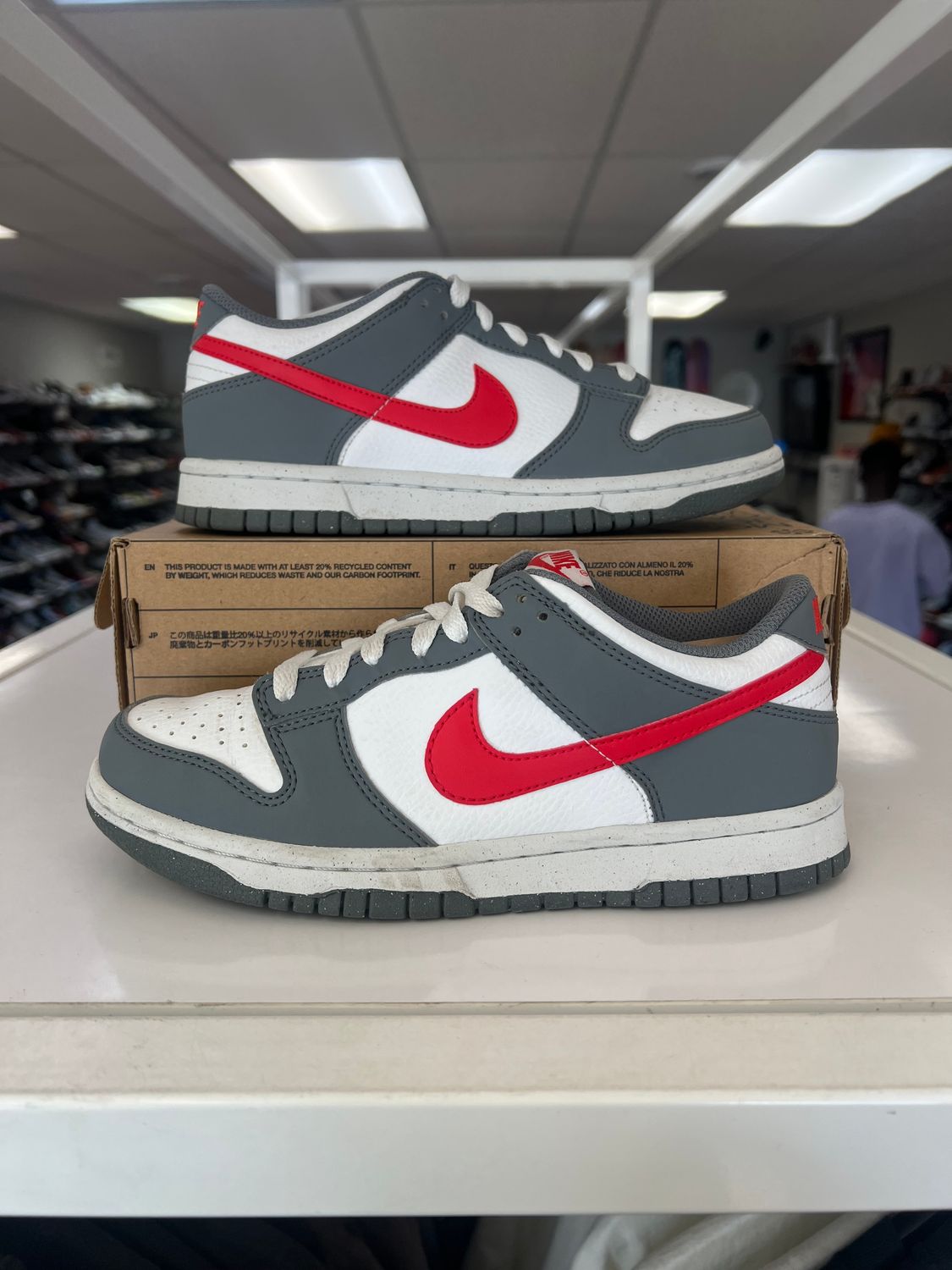 PO NIKE DUNK LOW NEXT NATURE SMOKE GREY LIGHT CRIMSON (GS) SIZE 5Y