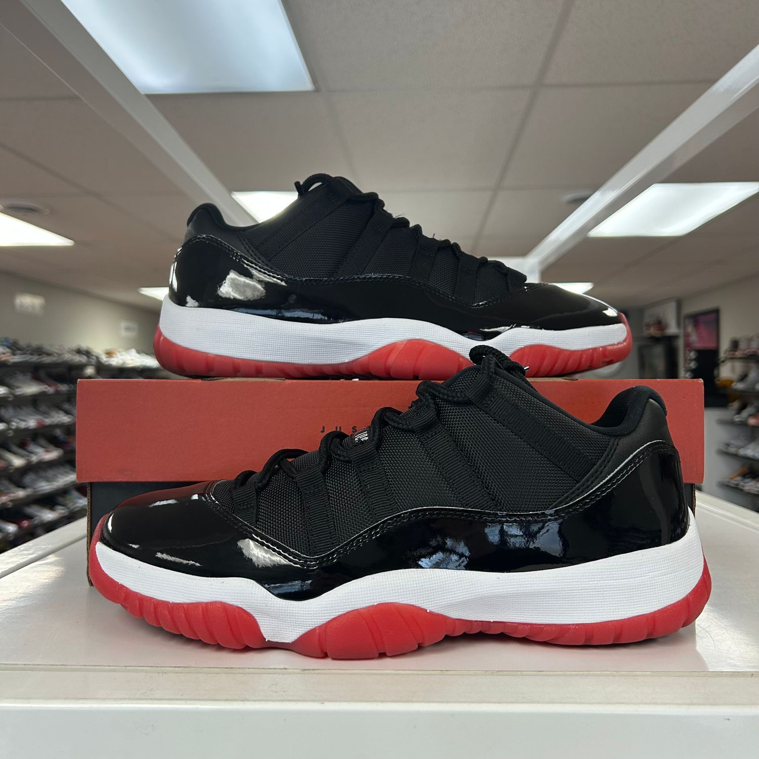 PO AIR JORDAN 11 RETRO LOW BRED (2025) SIZE 11