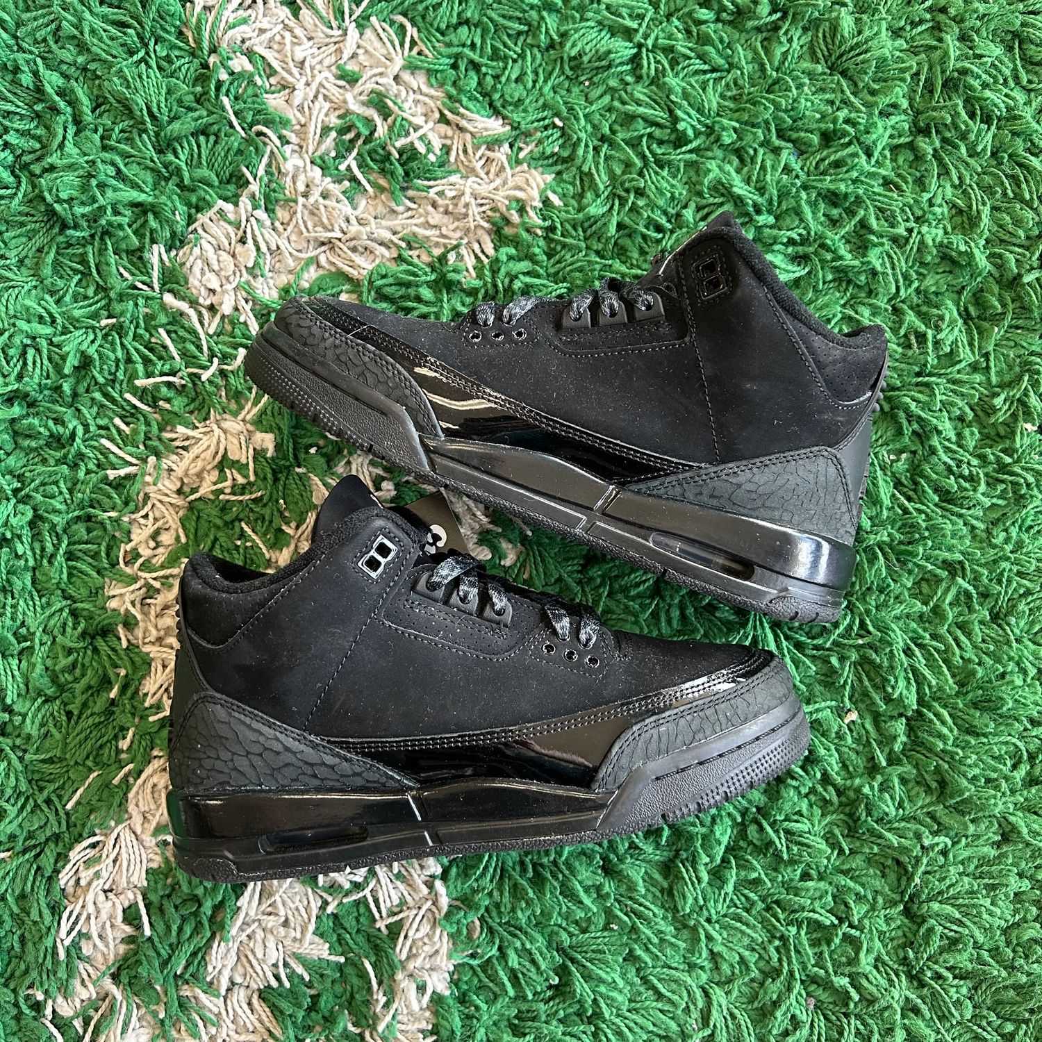 PO NB AIR JORDAN 3 BLACK CAT SIZE 6Y