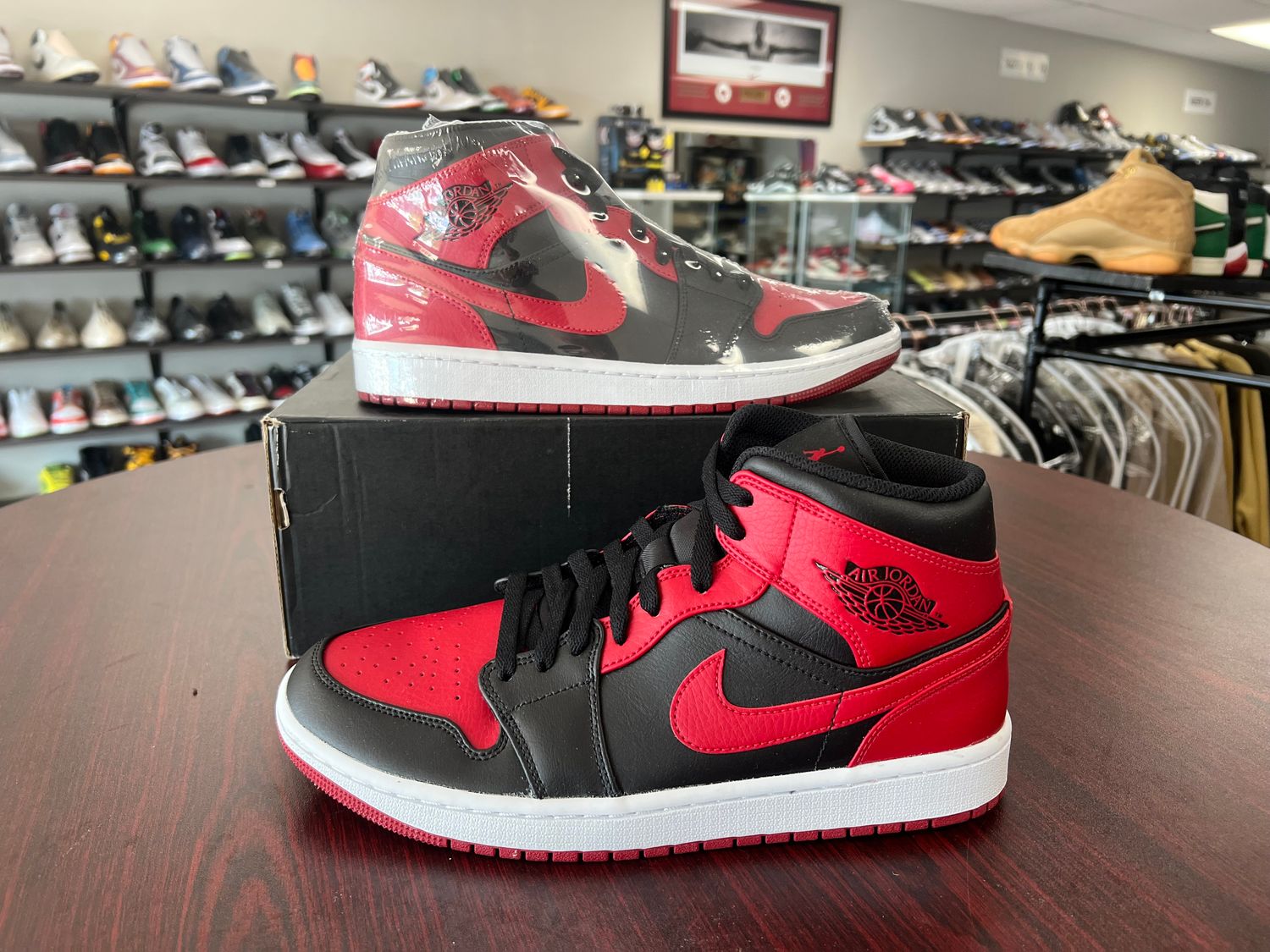 NEW AIR JORDAN 1 MID BANNED