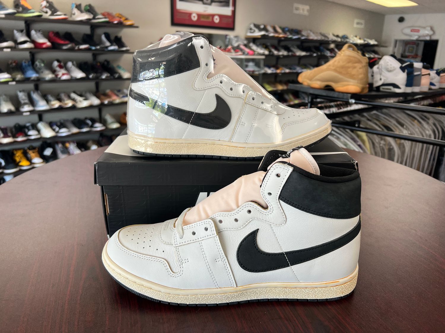 NEW JORDAN AIR SHIP A MA MANIERE WHITE BLACK