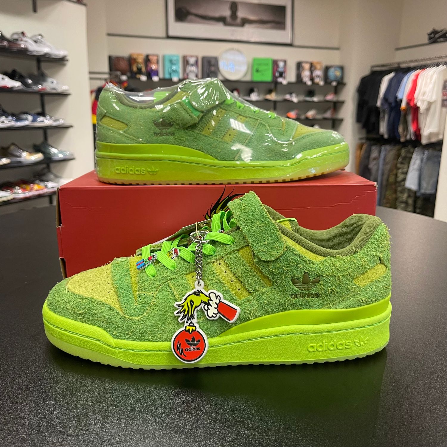 NEW ADIDAS FORUM BUCKLE LOW THE GRINCH