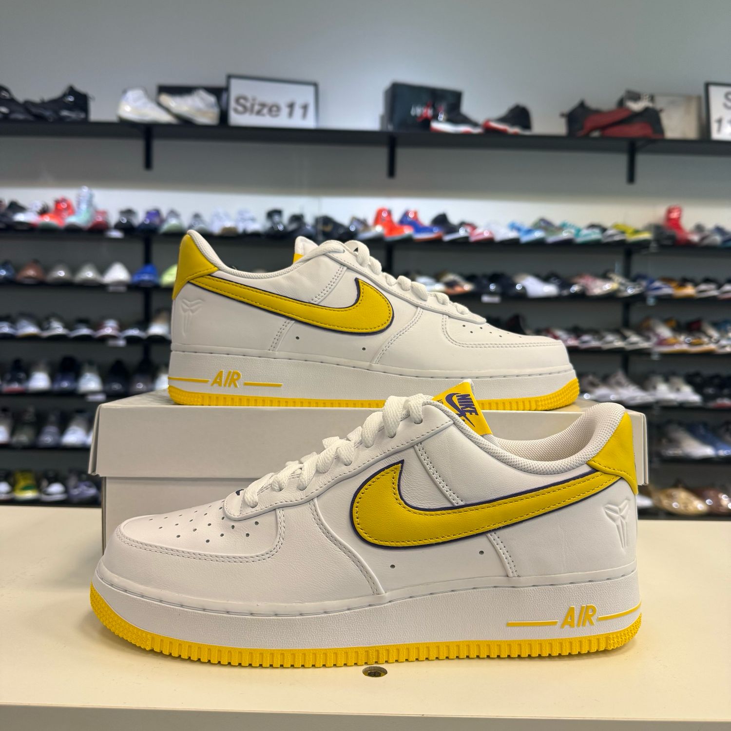 NEW NIKE AIR FORCE 1 LOW RETRO QS KOBE BRYANT LAKERS HOME